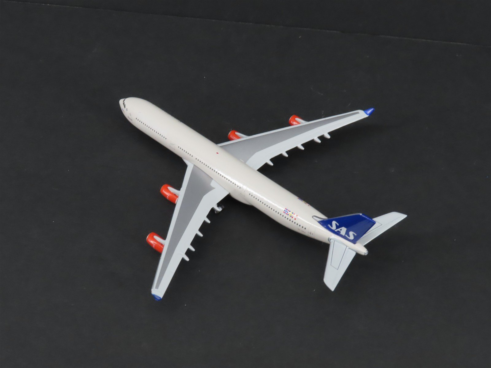 1:500 StarJets SJAS132 Die-Cast SAS Airbus A340-300 Aircraft SE-REA w/ Stand