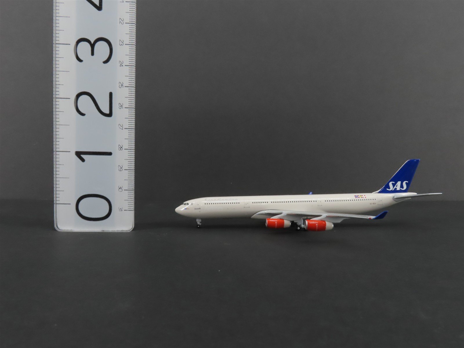 1:500 StarJets SJAS132 Die-Cast SAS Airbus A340-300 Aircraft SE-REA w/ Stand