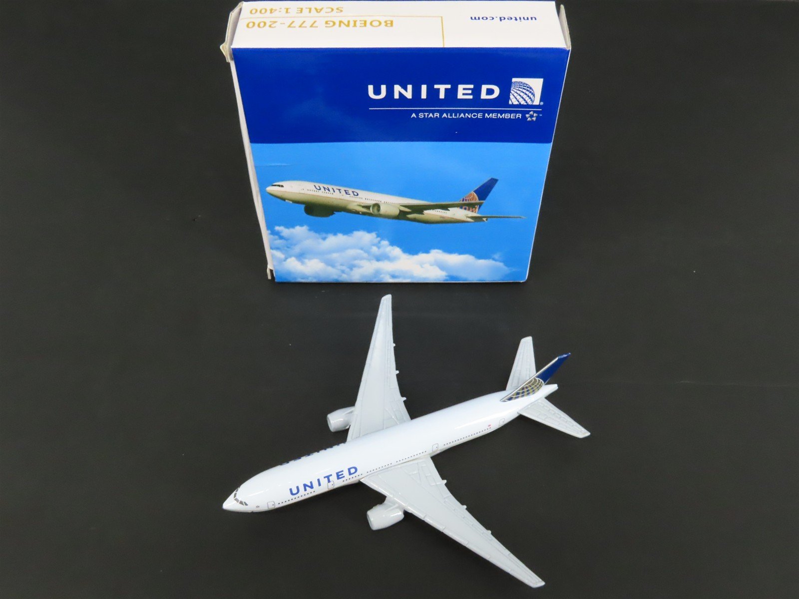 1:400 Scale Die-Cast United Airlines Boeing 777-200 Airliner N128UA