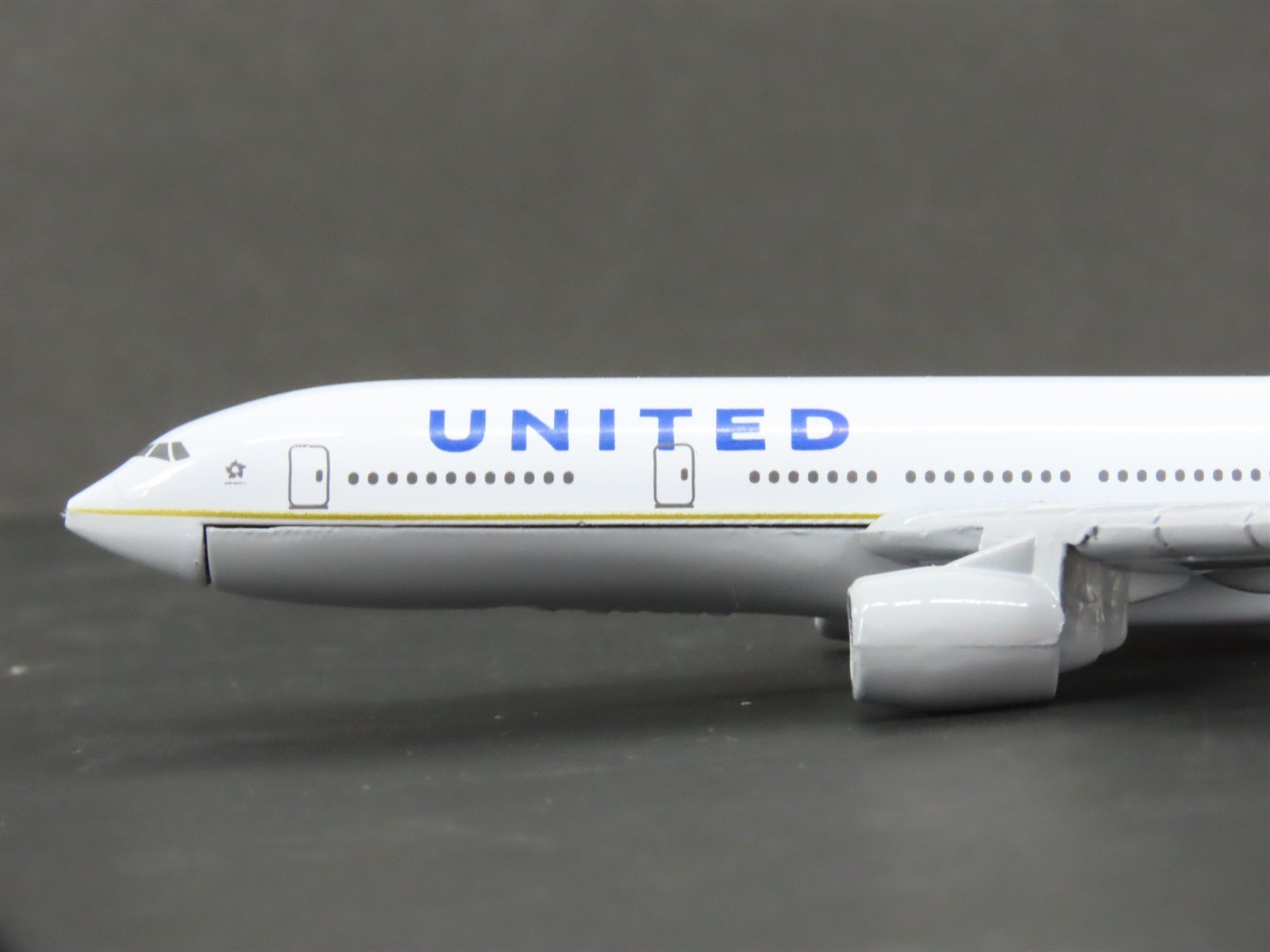 1:400 Scale Die-Cast United Airlines Boeing 777-200 Airliner N128UA