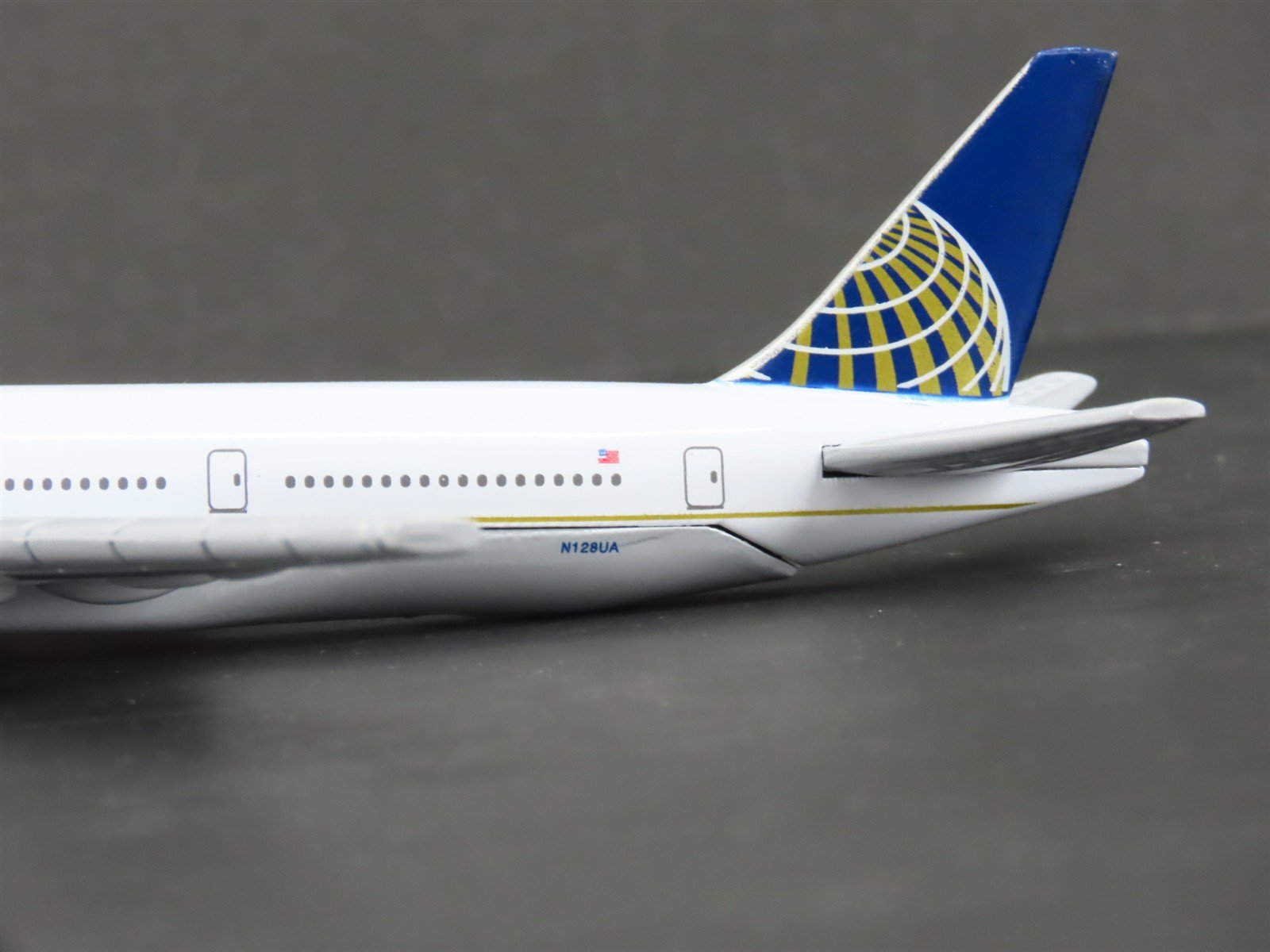 1:400 Scale Die-Cast United Airlines Boeing 777-200 Airliner N128UA