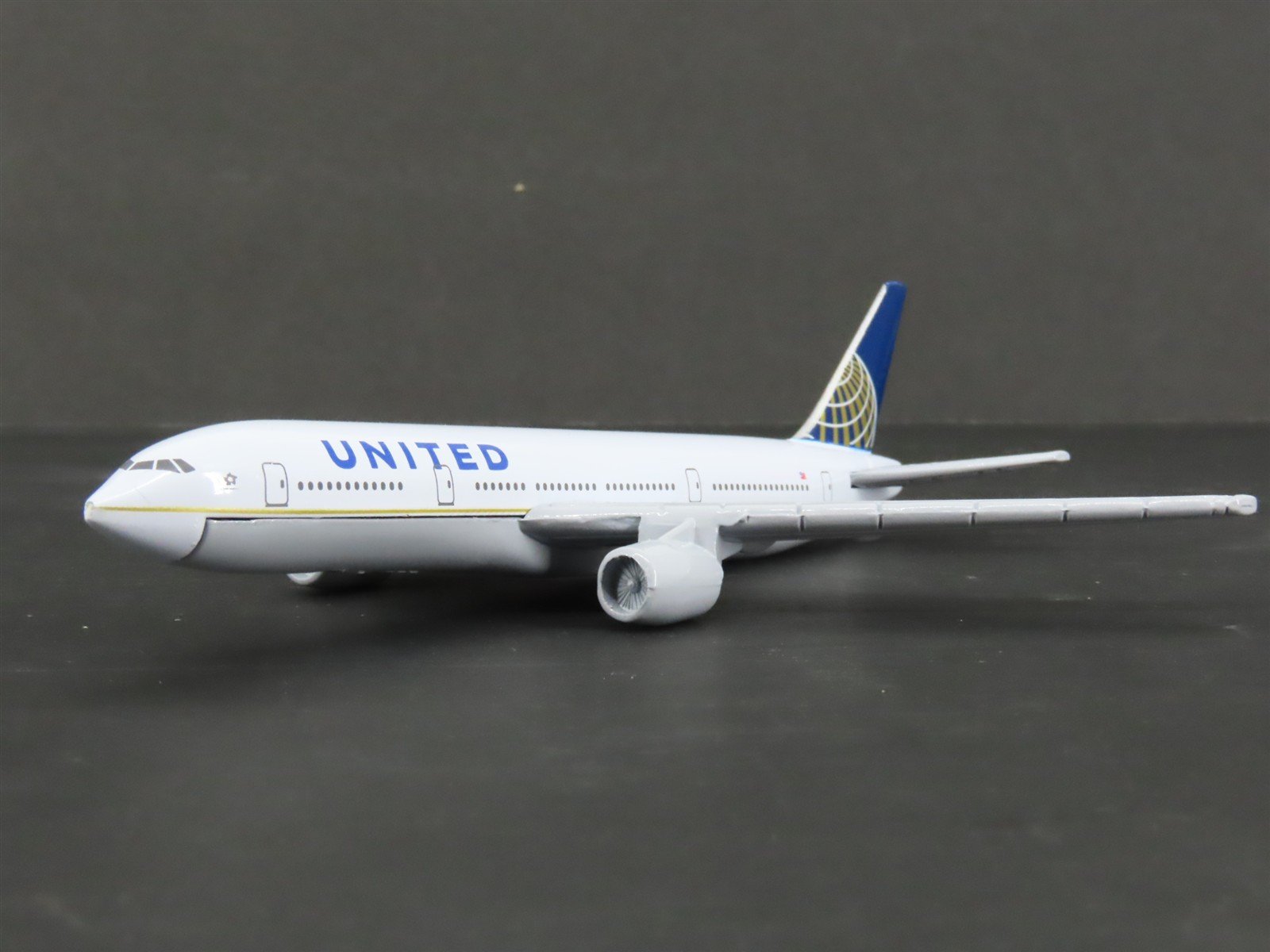 1:400 Scale Die-Cast United Airlines Boeing 777-200 Airliner N128UA