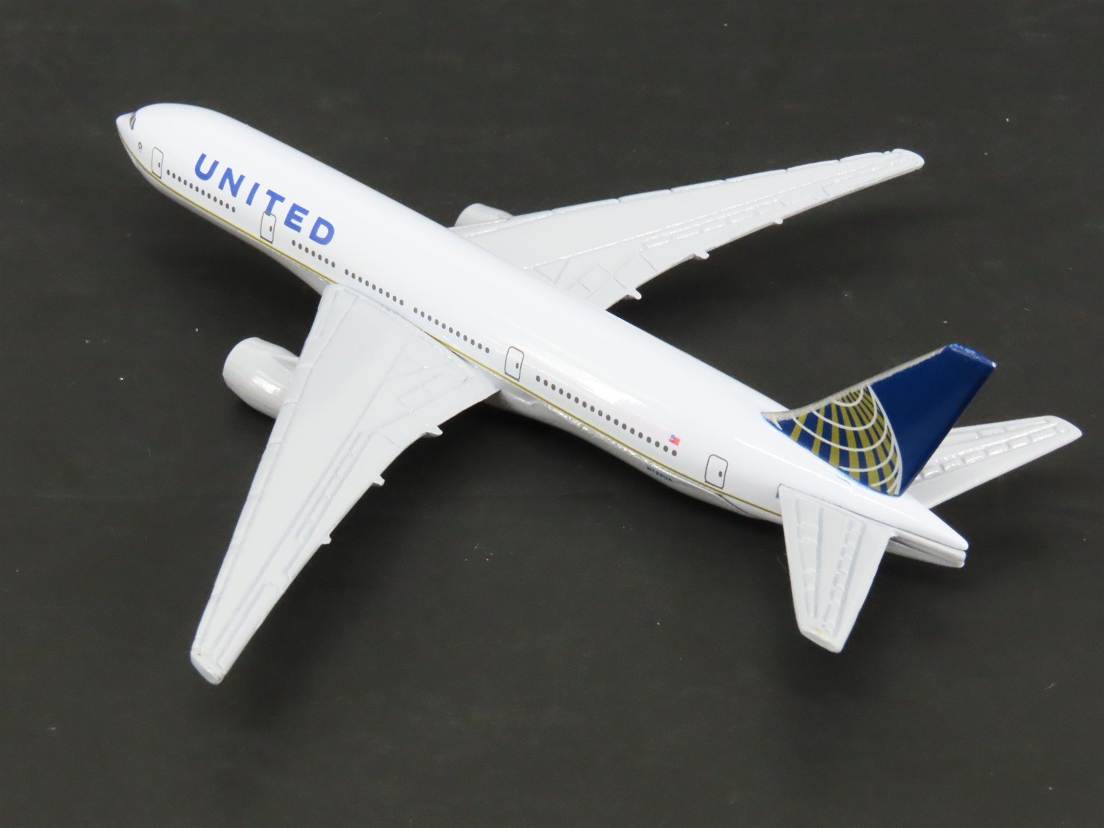1:400 Scale Die-Cast United Airlines Boeing 777-200 Airliner N128UA