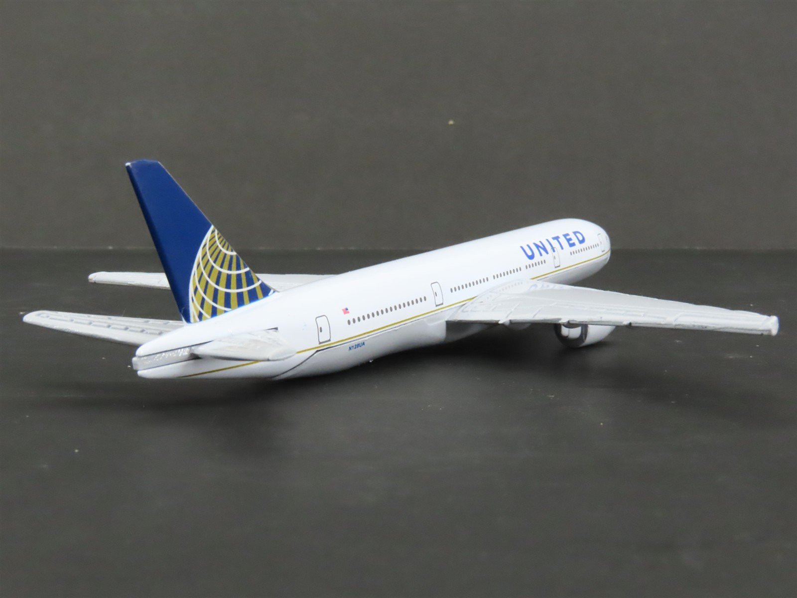 1:400 Scale Die-Cast United Airlines Boeing 777-200 Airliner N128UA