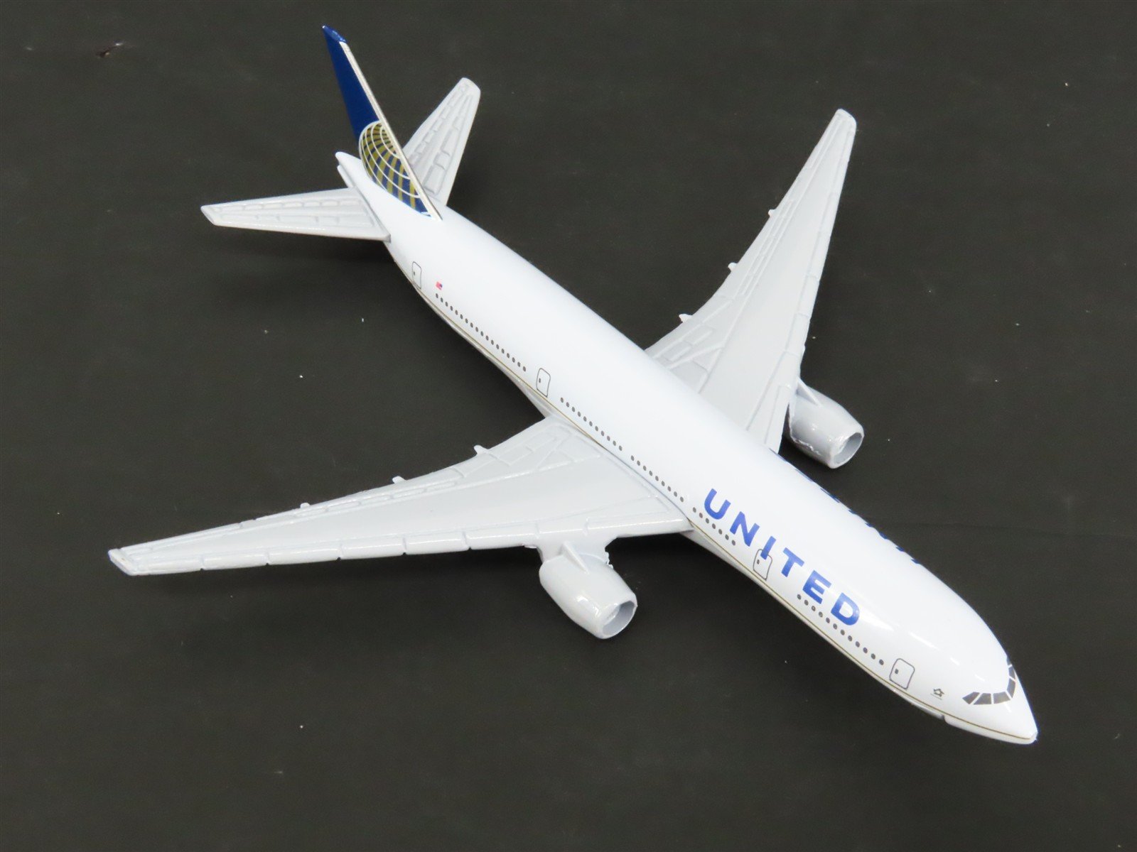 1:400 Scale Die-Cast United Airlines Boeing 777-200 Airliner N128UA