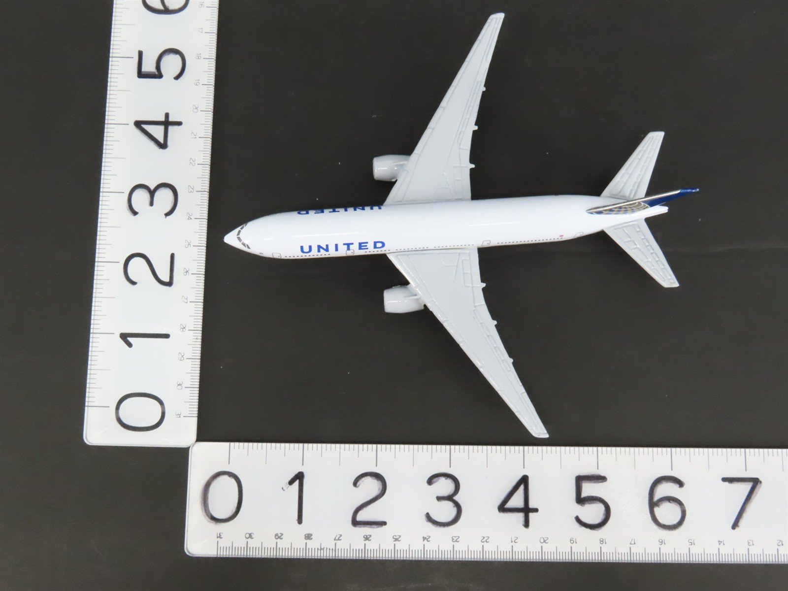 1:400 Scale Die-Cast United Airlines Boeing 777-200 Airliner N128UA