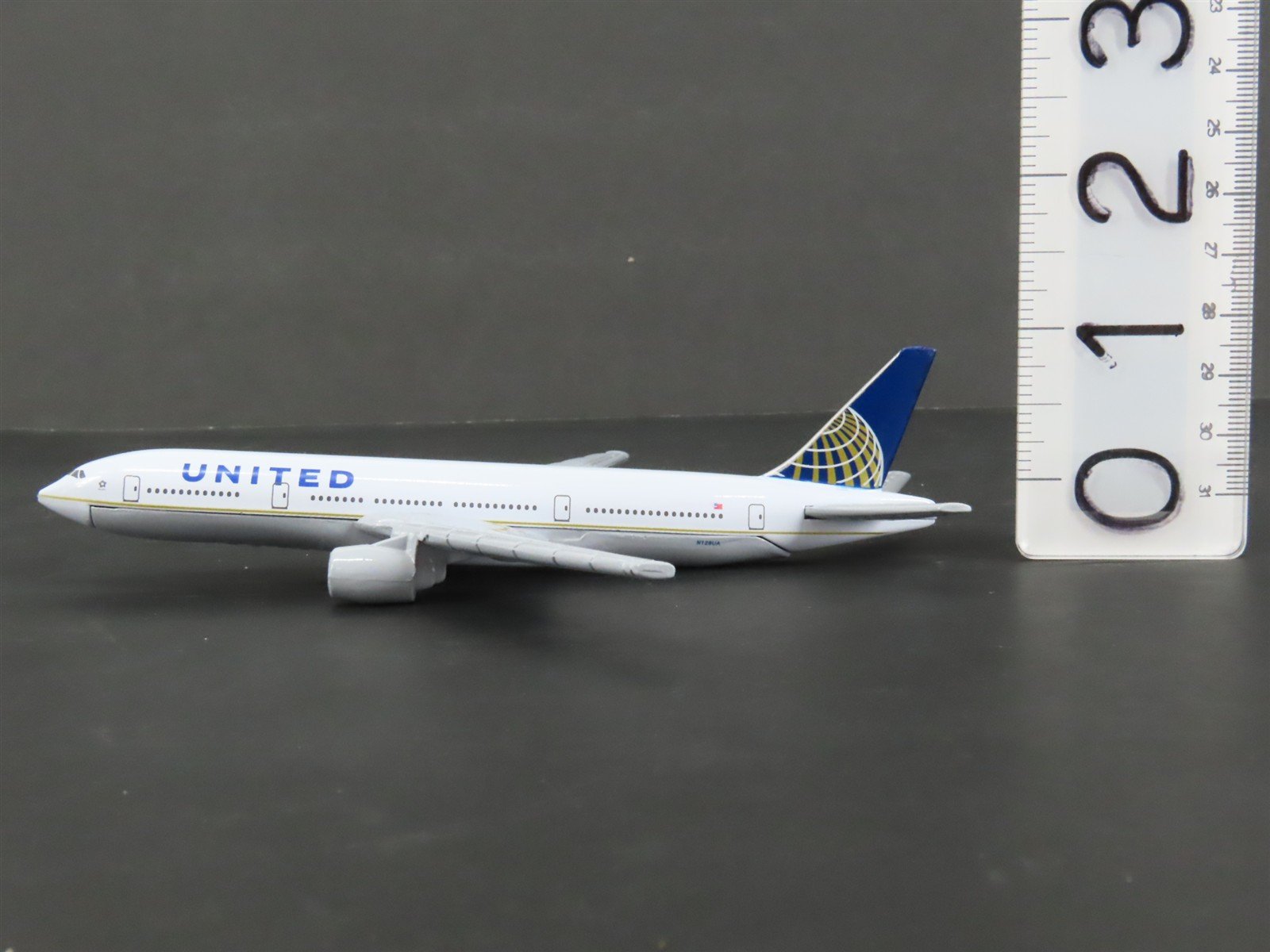 1:400 Scale Die-Cast United Airlines Boeing 777-200 Airliner N128UA