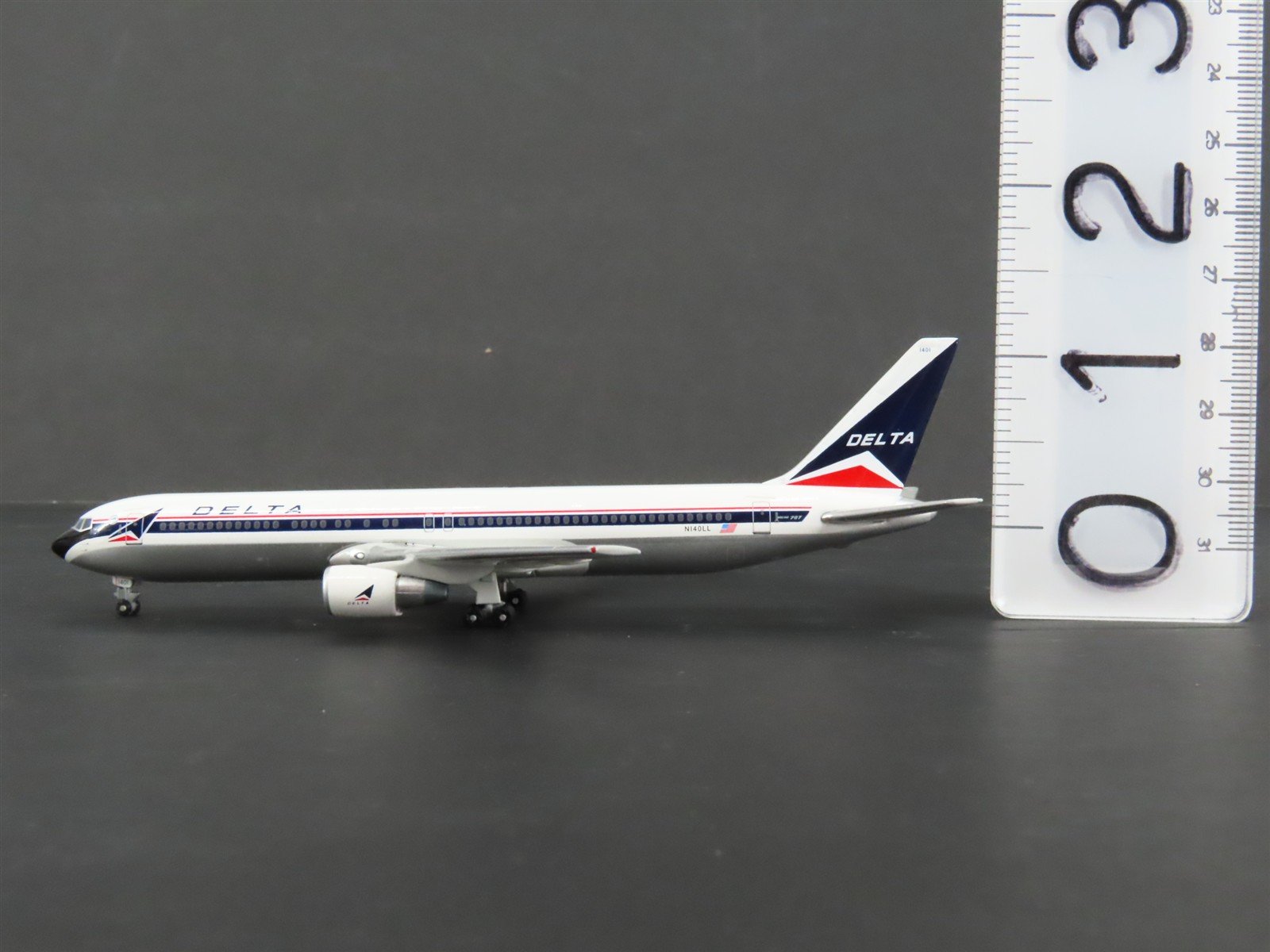 1:400 Gemini Jets II GJDAL454 Die-Cast Delta Boeing B767-332 Airliner N140LL