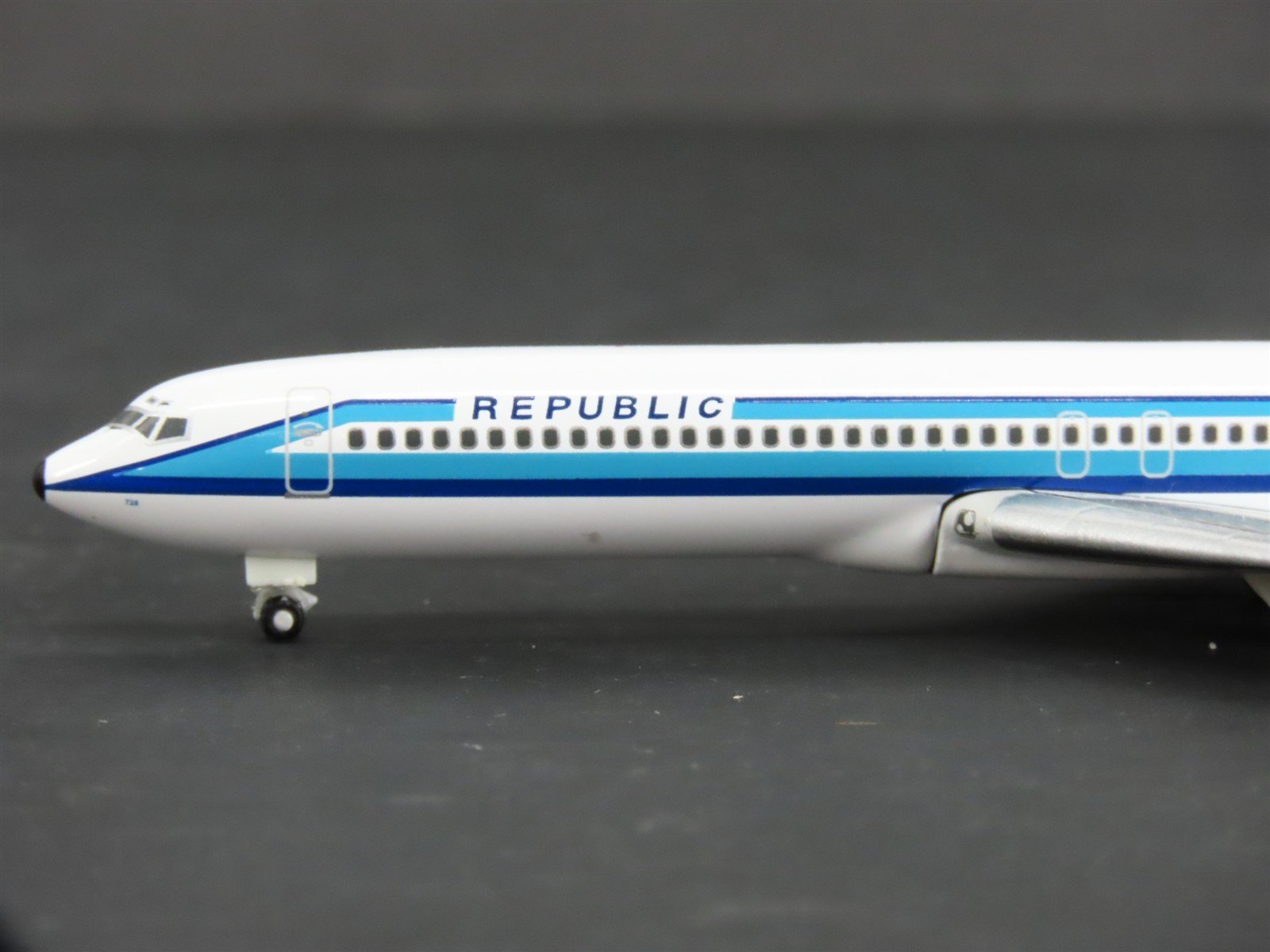1:400 Scale Gemini Jets GJREP162 Die-Cast Republic B727-257 Airliner N721RC