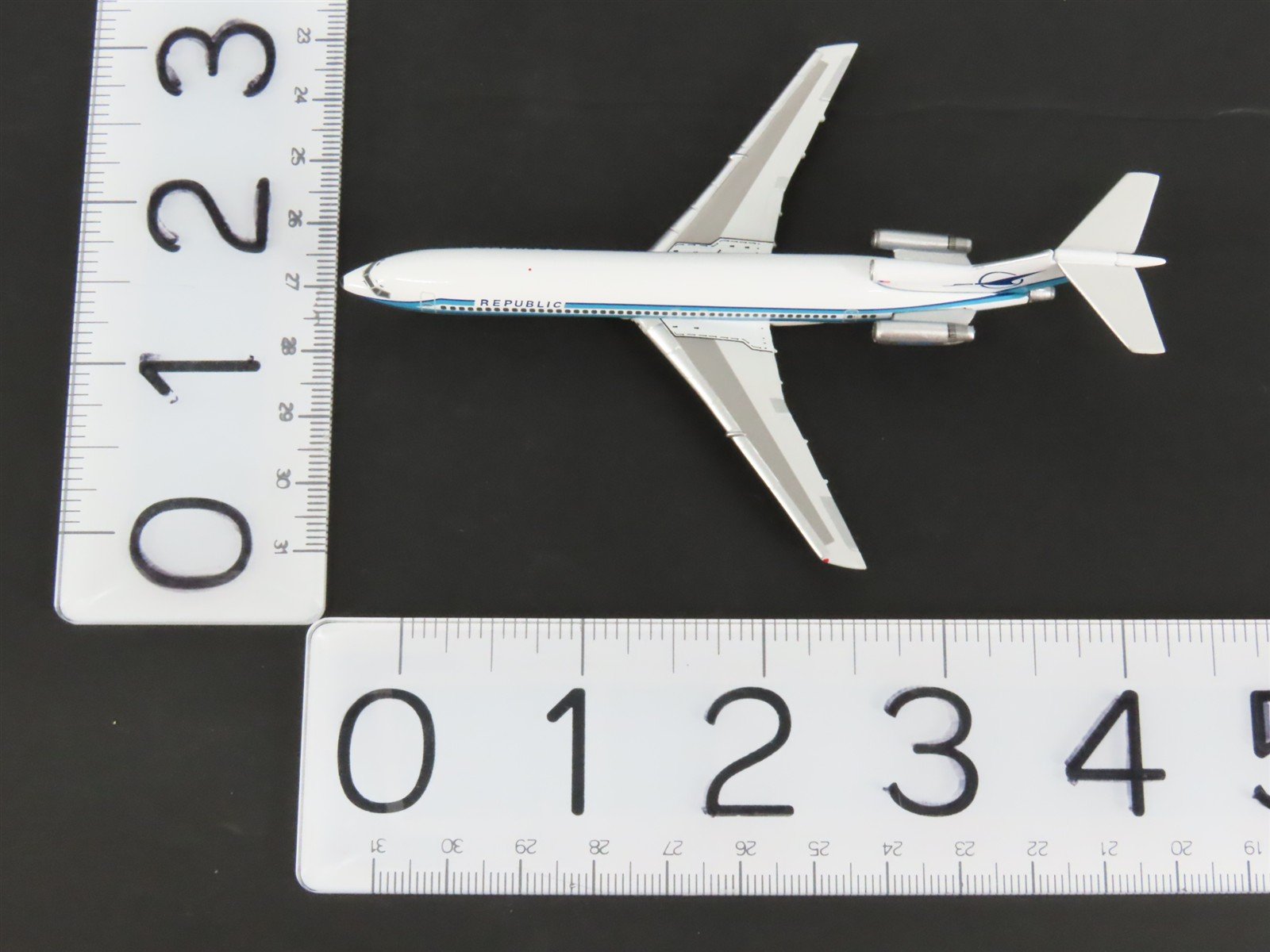 1:400 Scale Gemini Jets GJREP162 Die-Cast Republic B727-257 Airliner N721RC