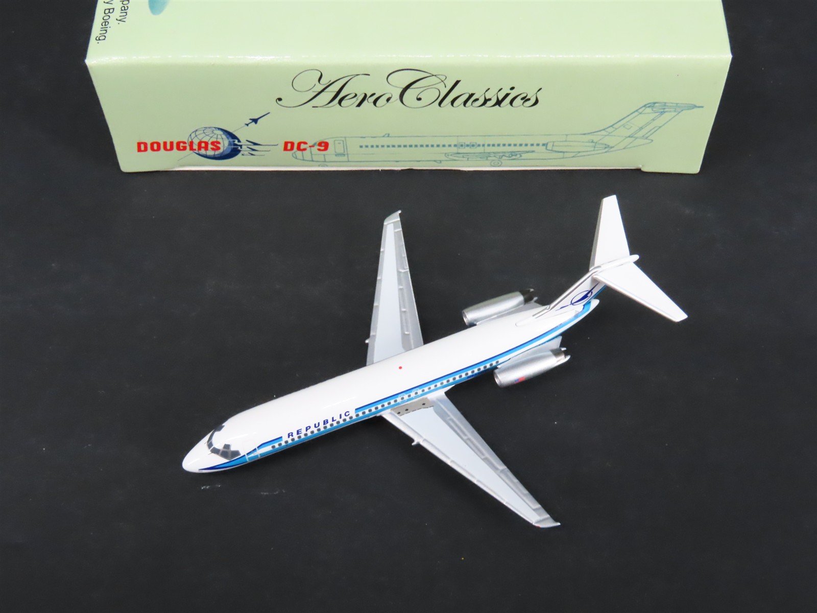 1:400 Scale AeroClassics Die-Cast Republic Douglas DC-9-32 Airliner N922RW