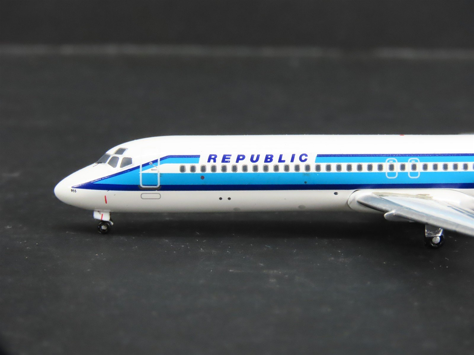 1:400 Scale AeroClassics Die-Cast Republic Douglas DC-9-32 Airliner N922RW