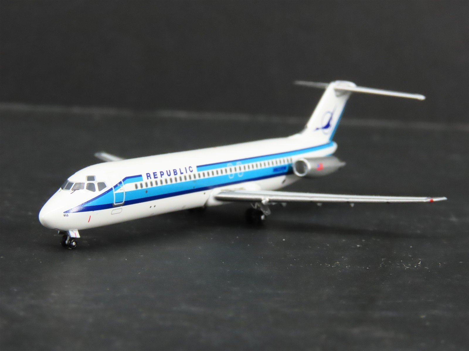 1:400 Scale AeroClassics Die-Cast Republic Douglas DC-9-32 Airliner N922RW