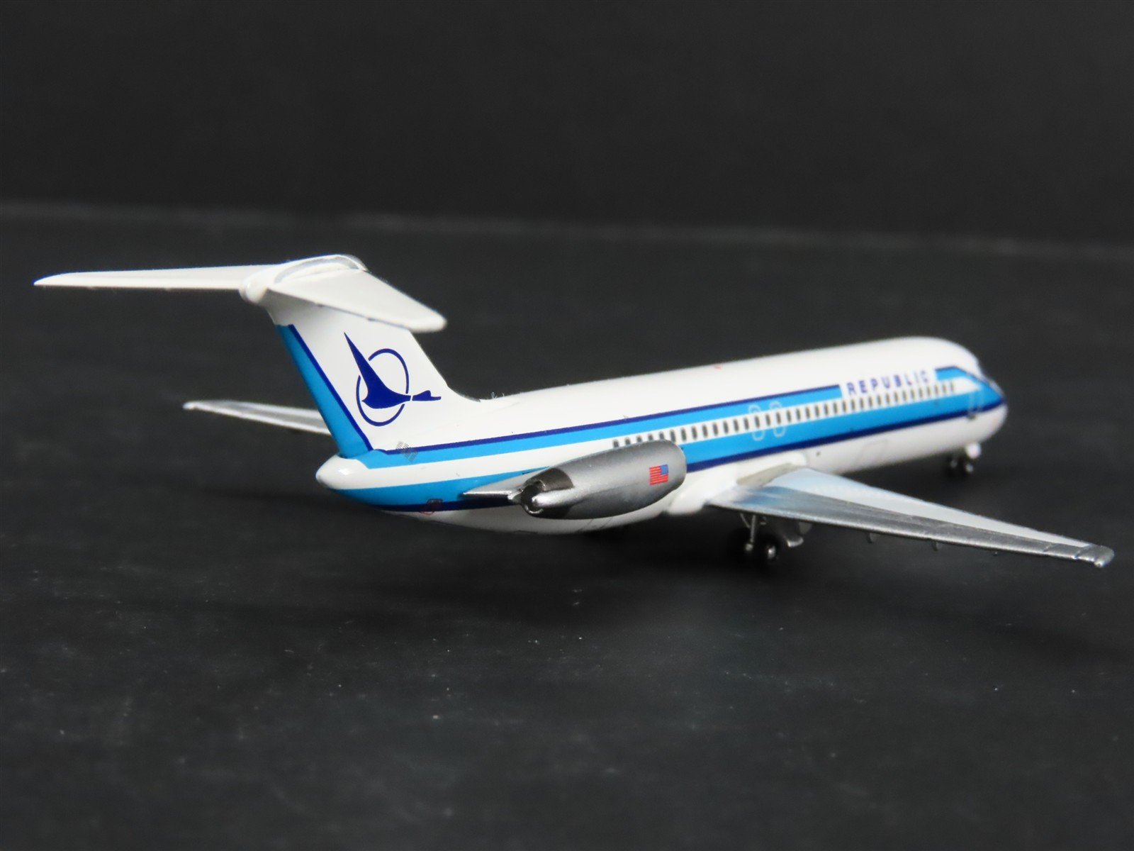 1:400 Scale AeroClassics Die-Cast Republic Douglas DC-9-32 Airliner N922RW