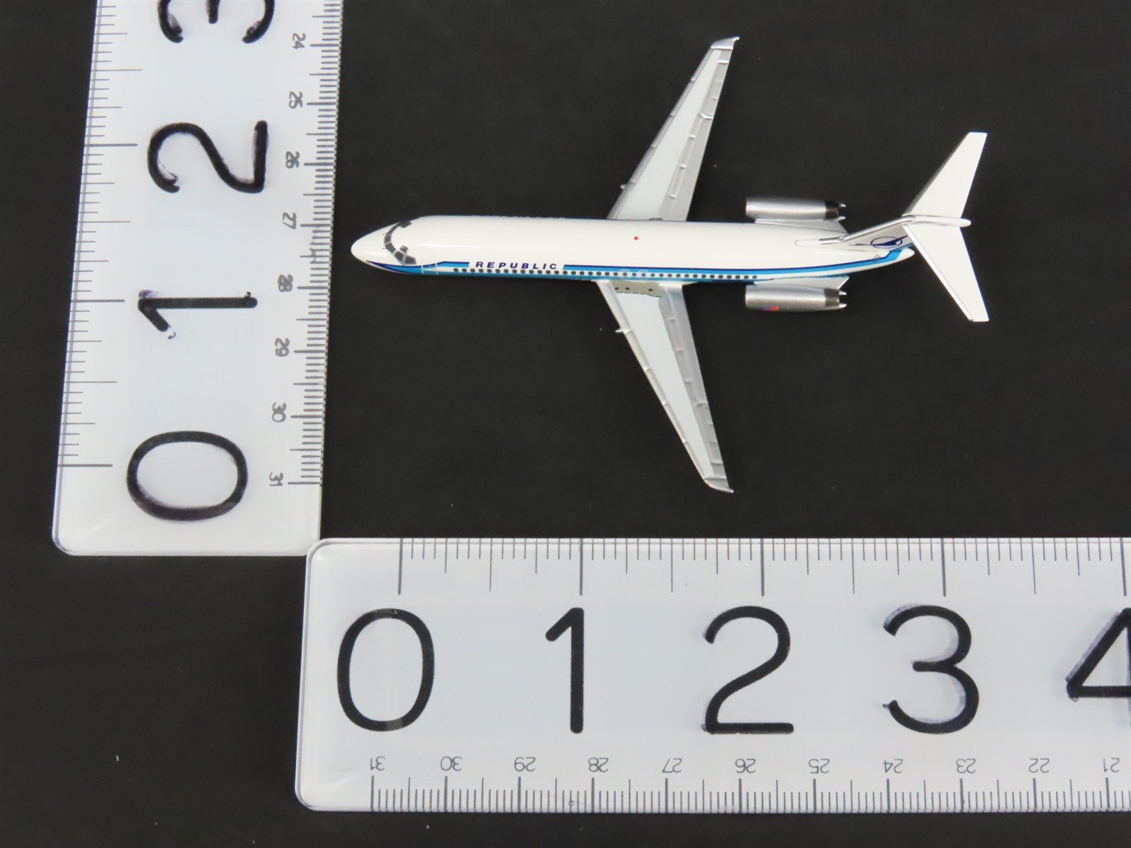 1:400 Scale AeroClassics Die-Cast Republic Douglas DC-9-32 Airliner N922RW