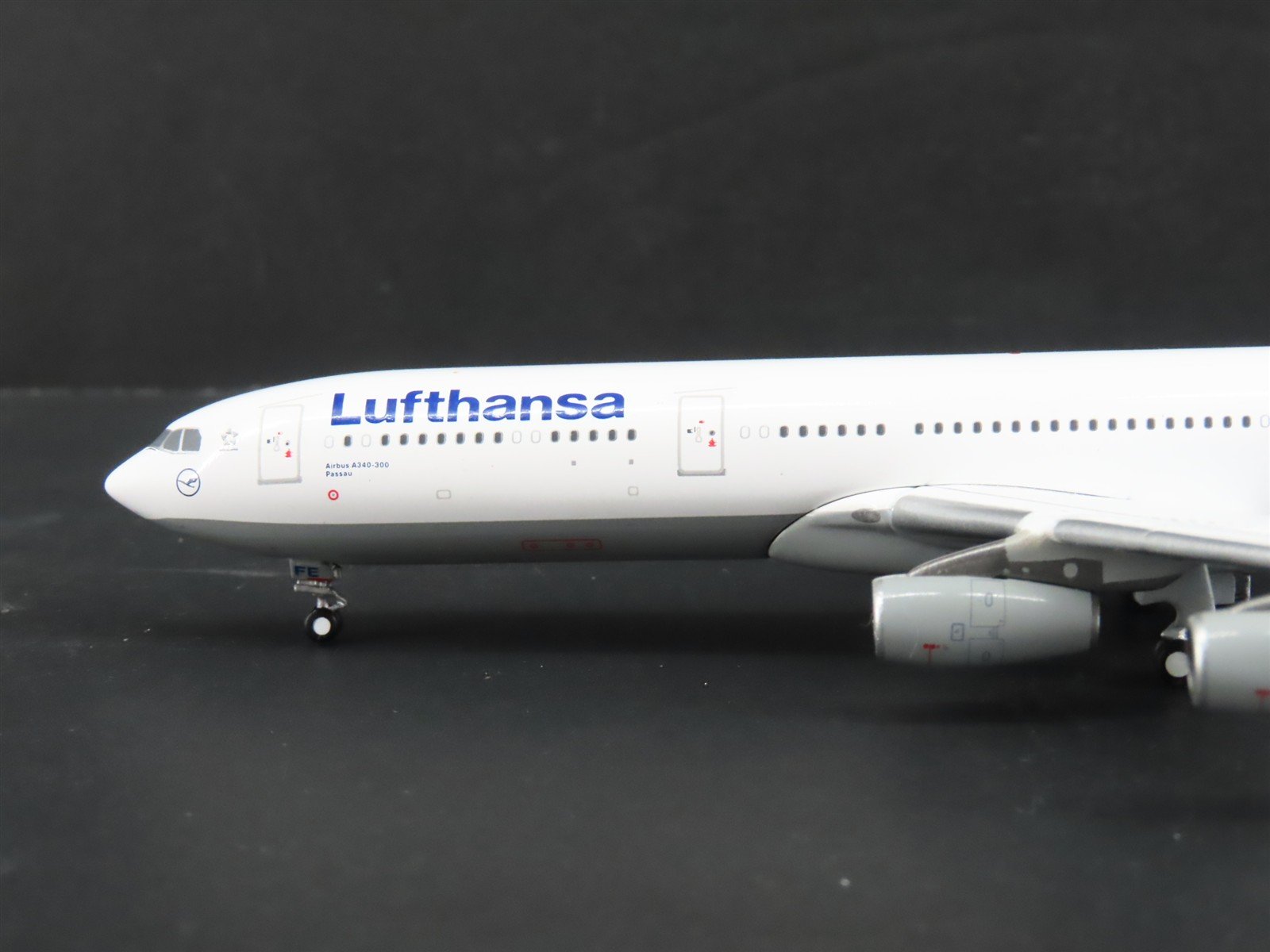 1:400 GeminiJets GJDLH1226 Die-Cast Lufthansa Airbus A340-300 Aircraft D-AIFE