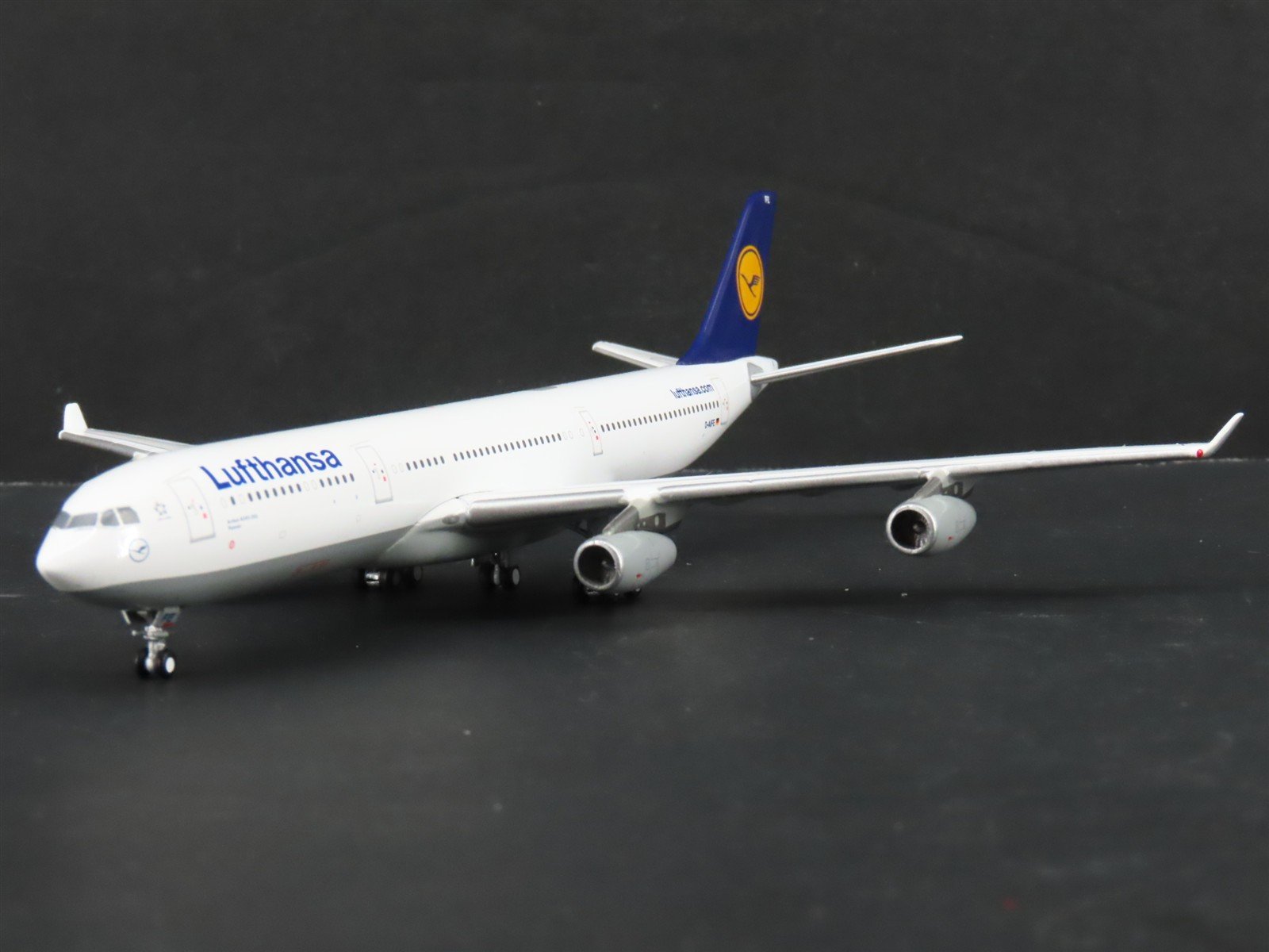 1:400 GeminiJets GJDLH1226 Die-Cast Lufthansa Airbus A340-300 Aircraft D-AIFE