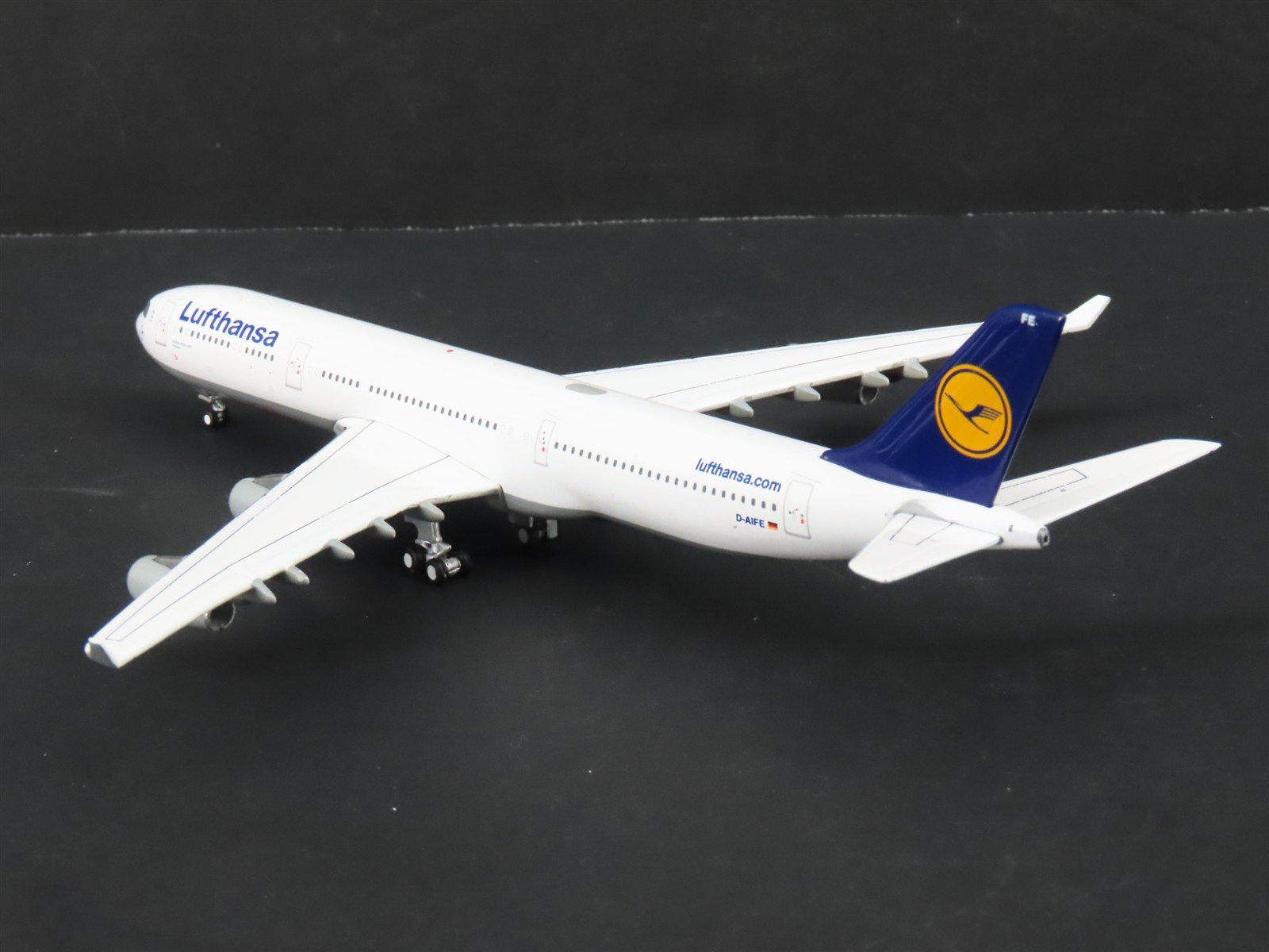 1:400 GeminiJets GJDLH1226 Die-Cast Lufthansa Airbus A340-300 Aircraft D-AIFE