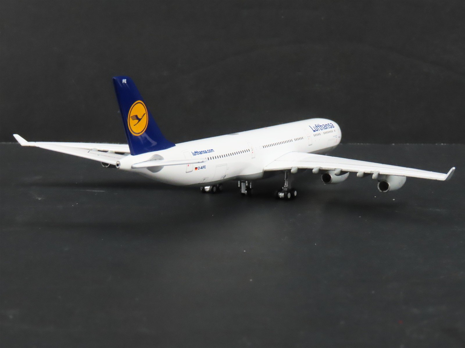 1:400 GeminiJets GJDLH1226 Die-Cast Lufthansa Airbus A340-300 Aircraft D-AIFE