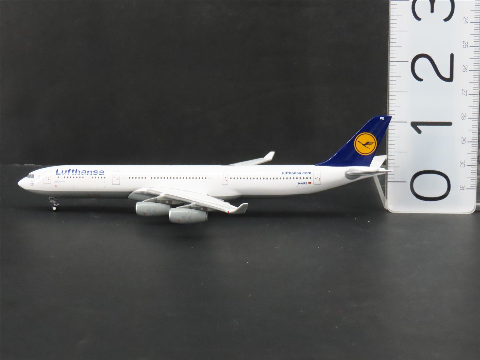 1:400 GeminiJets GJDLH1226 Die-Cast Lufthansa Airbus A340-300 Aircraft D-AIFE