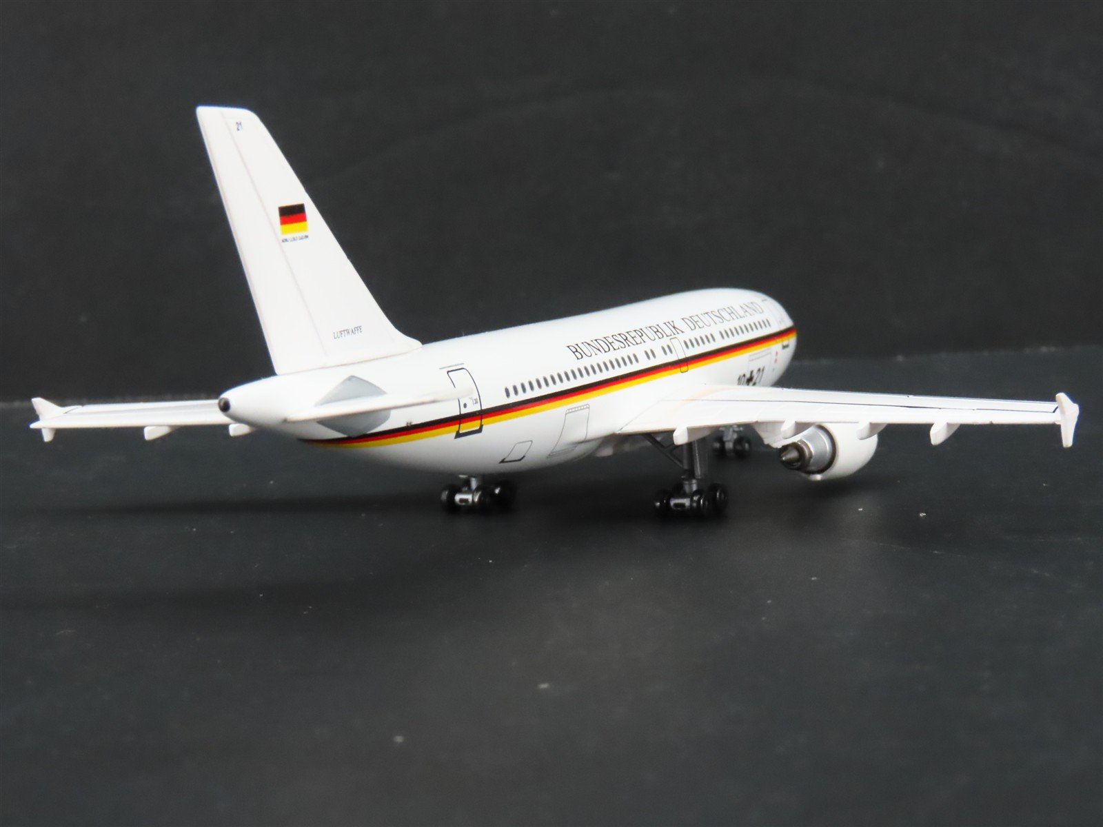 1:400 Dragon Wings 55616 Die-Cast Luftwaffe Airbus A310-304 Aircraft w/ Stand