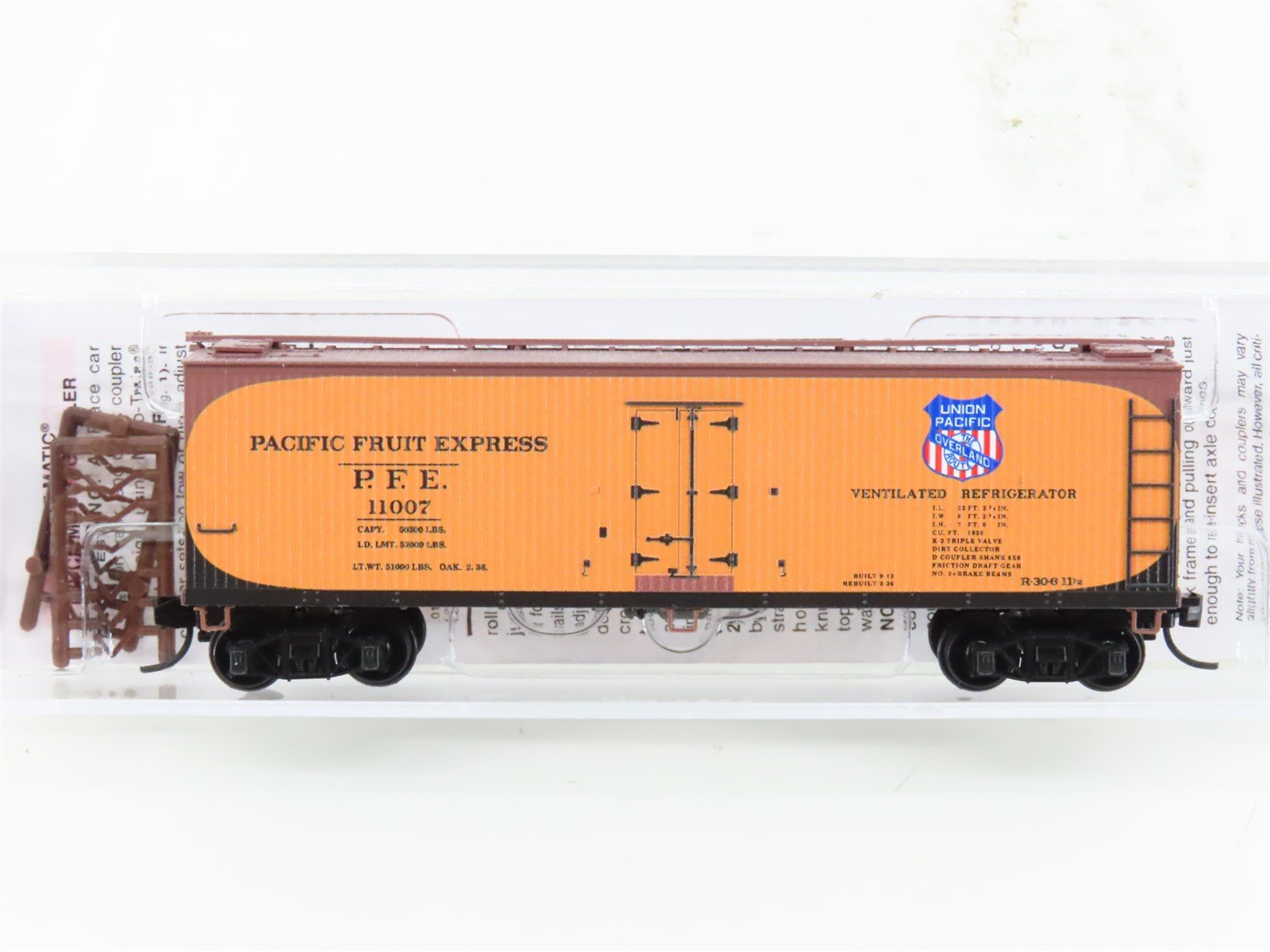 N Micro-Trains MTL 04900961 PFE Pacific Fruit Express 40' Wood Reefer #11007