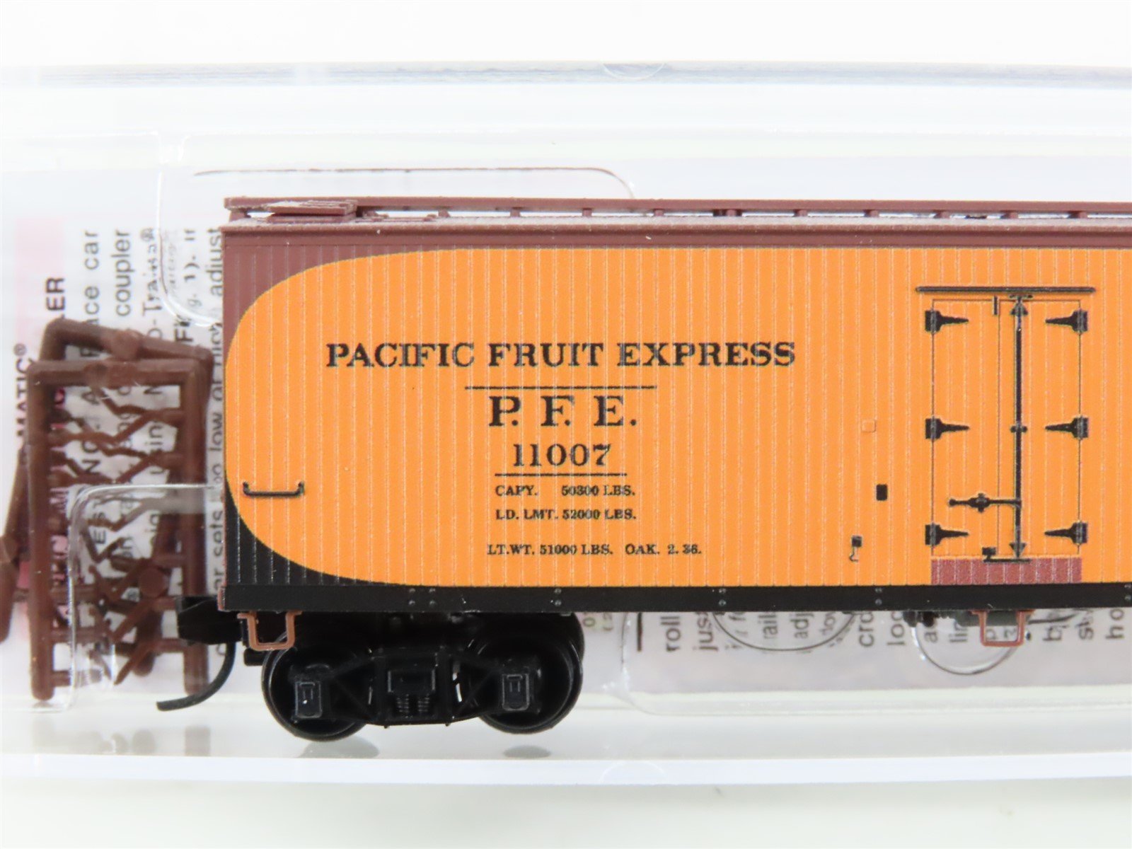 N Micro-Trains MTL 04900961 PFE Pacific Fruit Express 40' Wood Reefer #11007