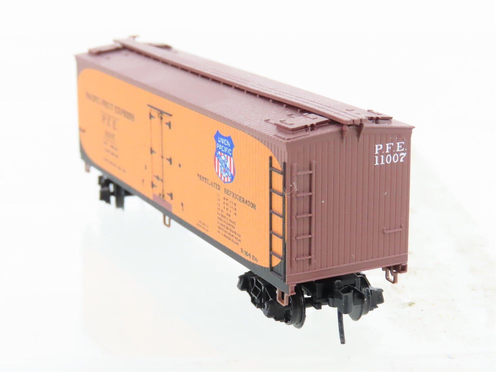 N Micro-Trains MTL 04900961 PFE Pacific Fruit Express 40' Wood Reefer #11007