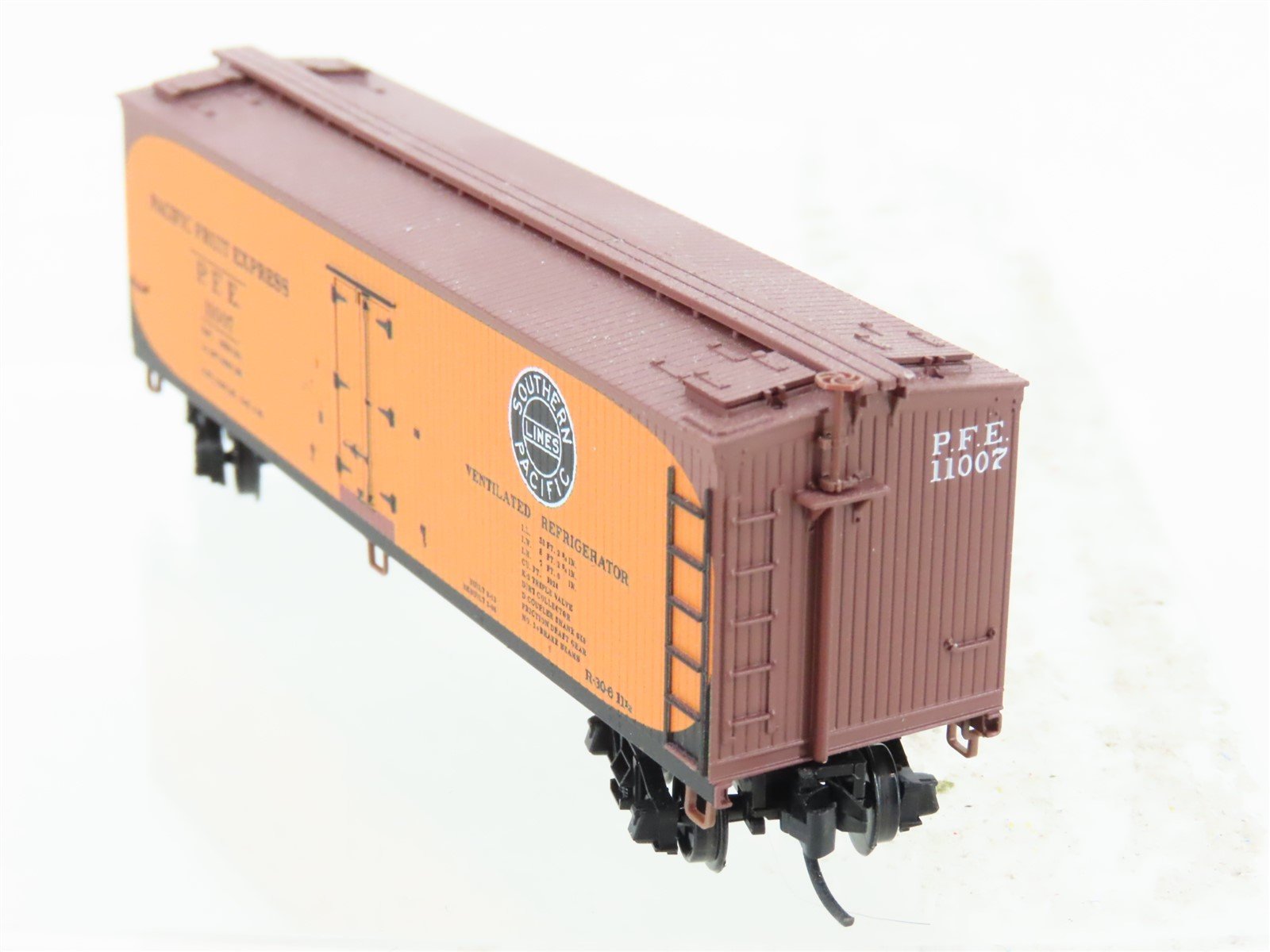 N Micro-Trains MTL 04900961 PFE Pacific Fruit Express 40' Wood Reefer #11007