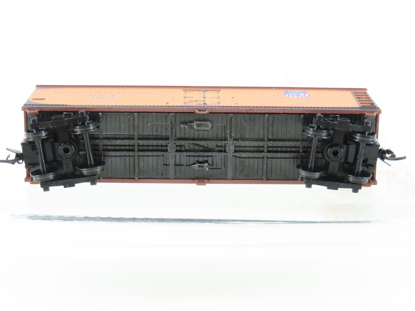 N Micro-Trains MTL 04900961 PFE Pacific Fruit Express 40' Wood Reefer #11007