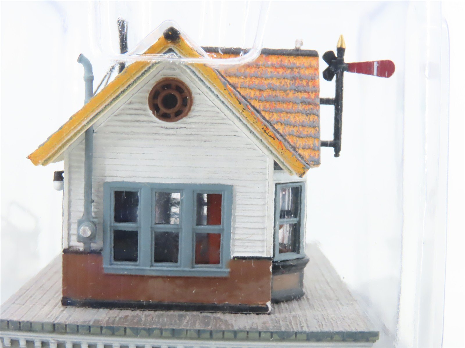N Scale Woodland Scenics Landmark Structures BR4942 The Depot w/ LED Light