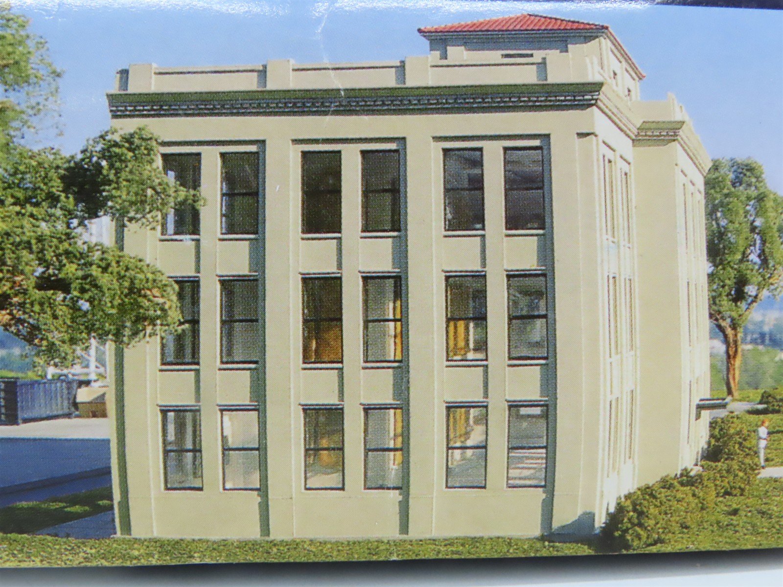 HO Scale Walthers 933-3074 Headquarters Building Kit