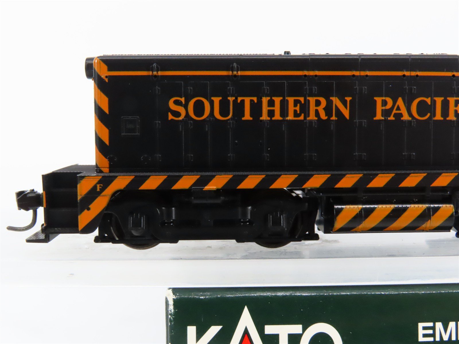 HO Scale KATO 37-1011 SP Southern Pacific EMD NW2 Ph. 1 Diesel Switcher #1319