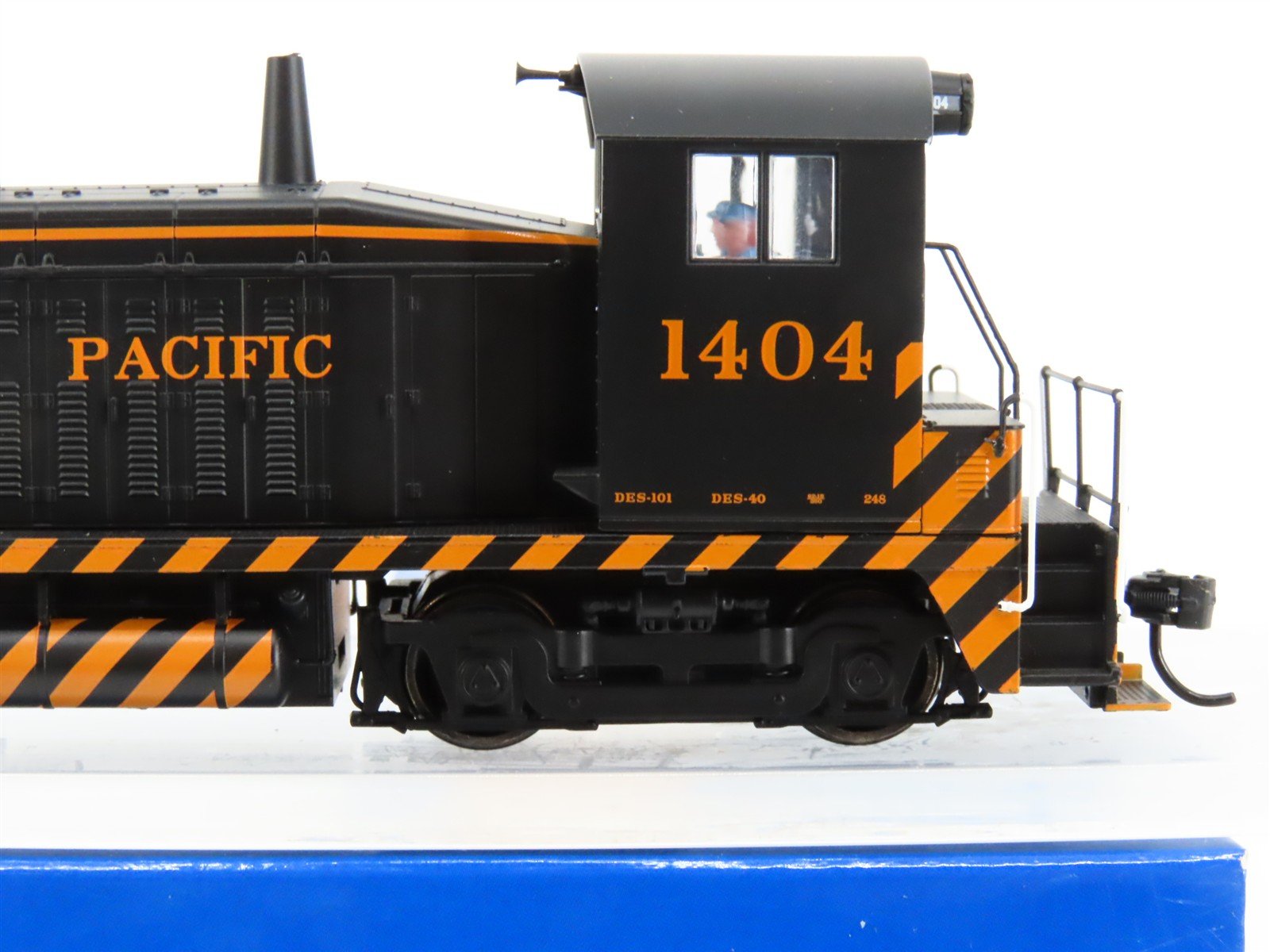 HO Scale Walthers Mainline 910-20621 SP NW2 Ph. V Diesel #1404 w/ DCC & Sound