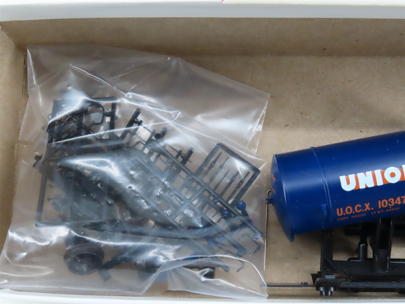 HO Scale Red Caboose Kit RC-3013-3 UOCX Union 76 10,000 Gallon Tank Car #10347