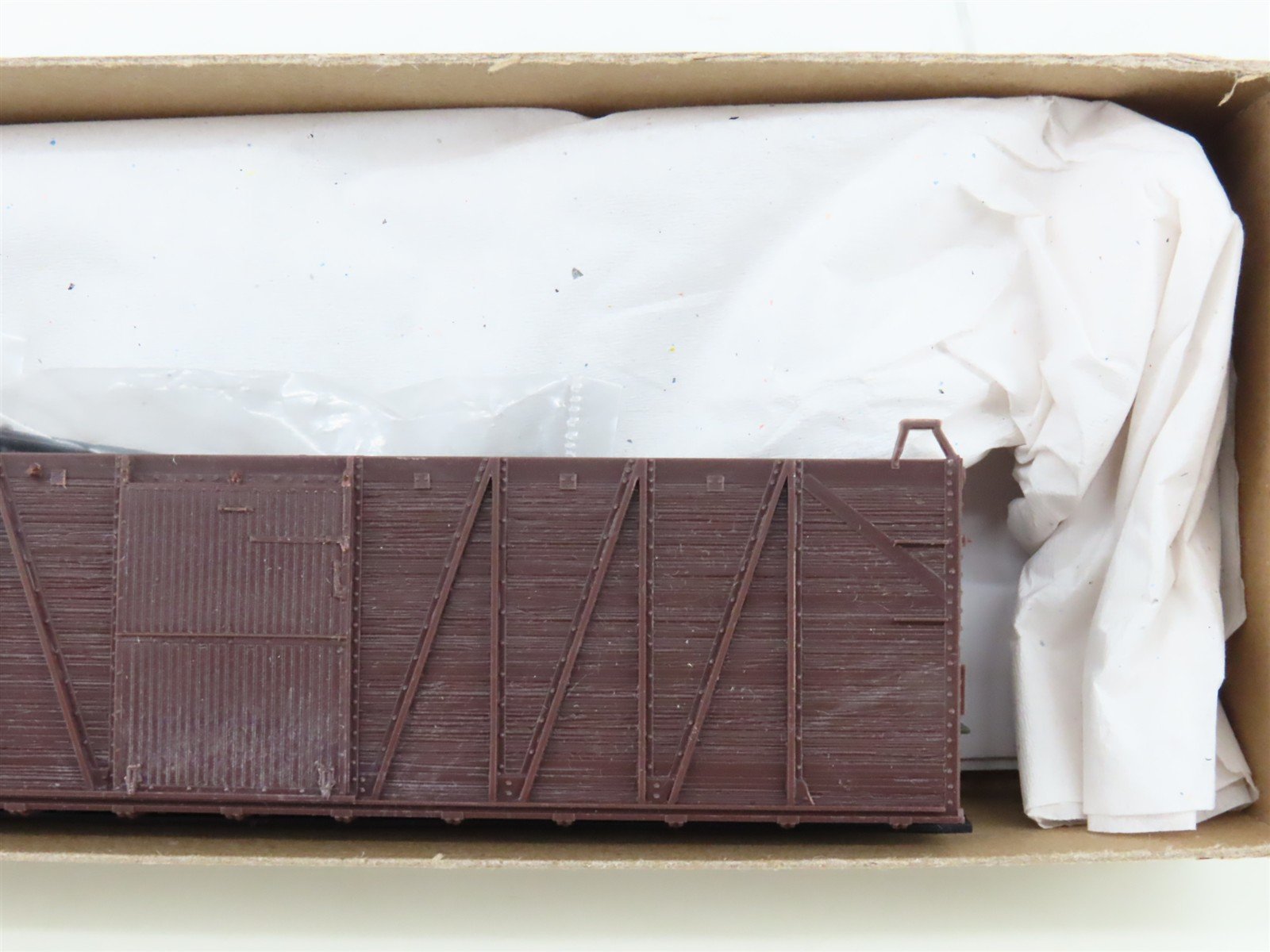 HO Scale Accurail Kit #4300 Undecorated 40' Outside Braced Box Car
