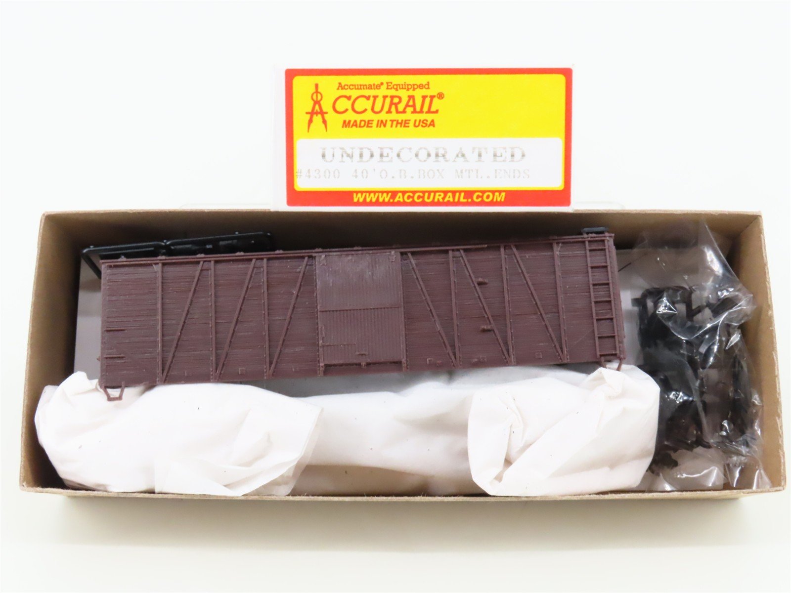 HO Scale Accurail Kit #4300 Undecorated 40' Outside Braced Box Car