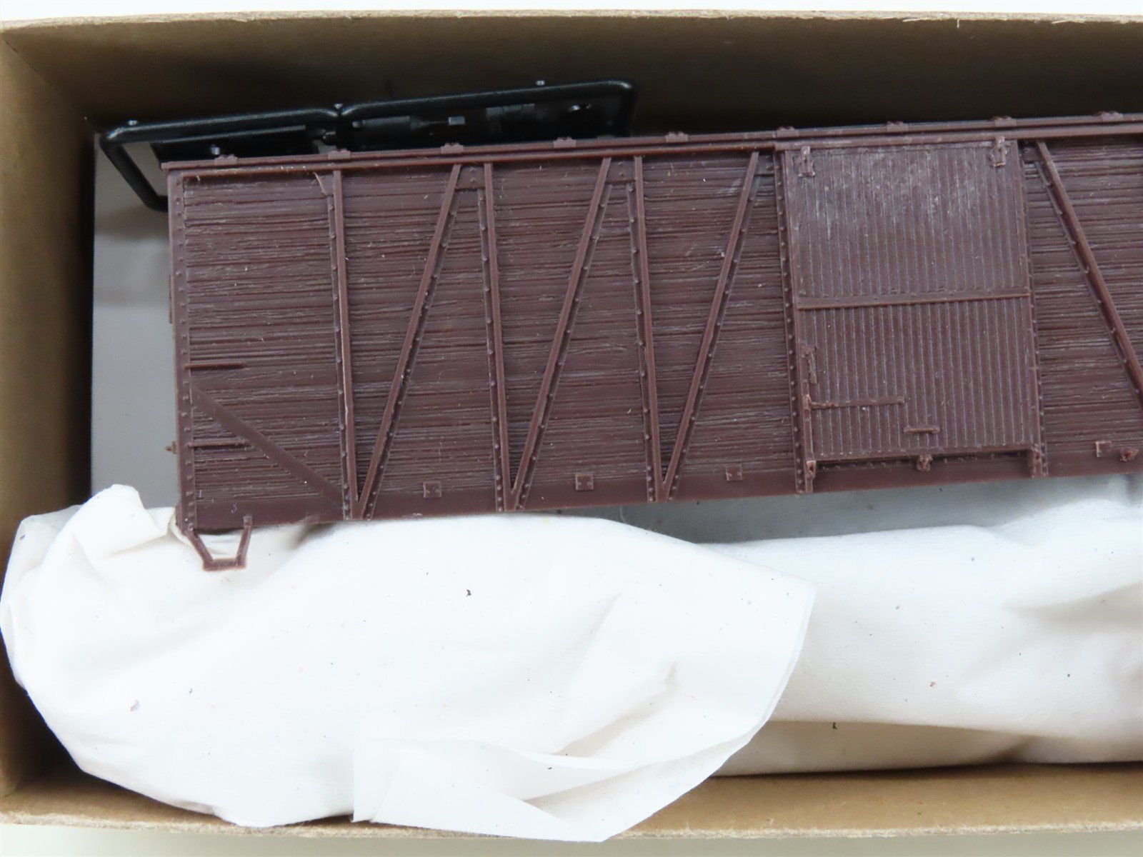 HO Scale Accurail Kit #4300 Undecorated 40' Outside Braced Box Car