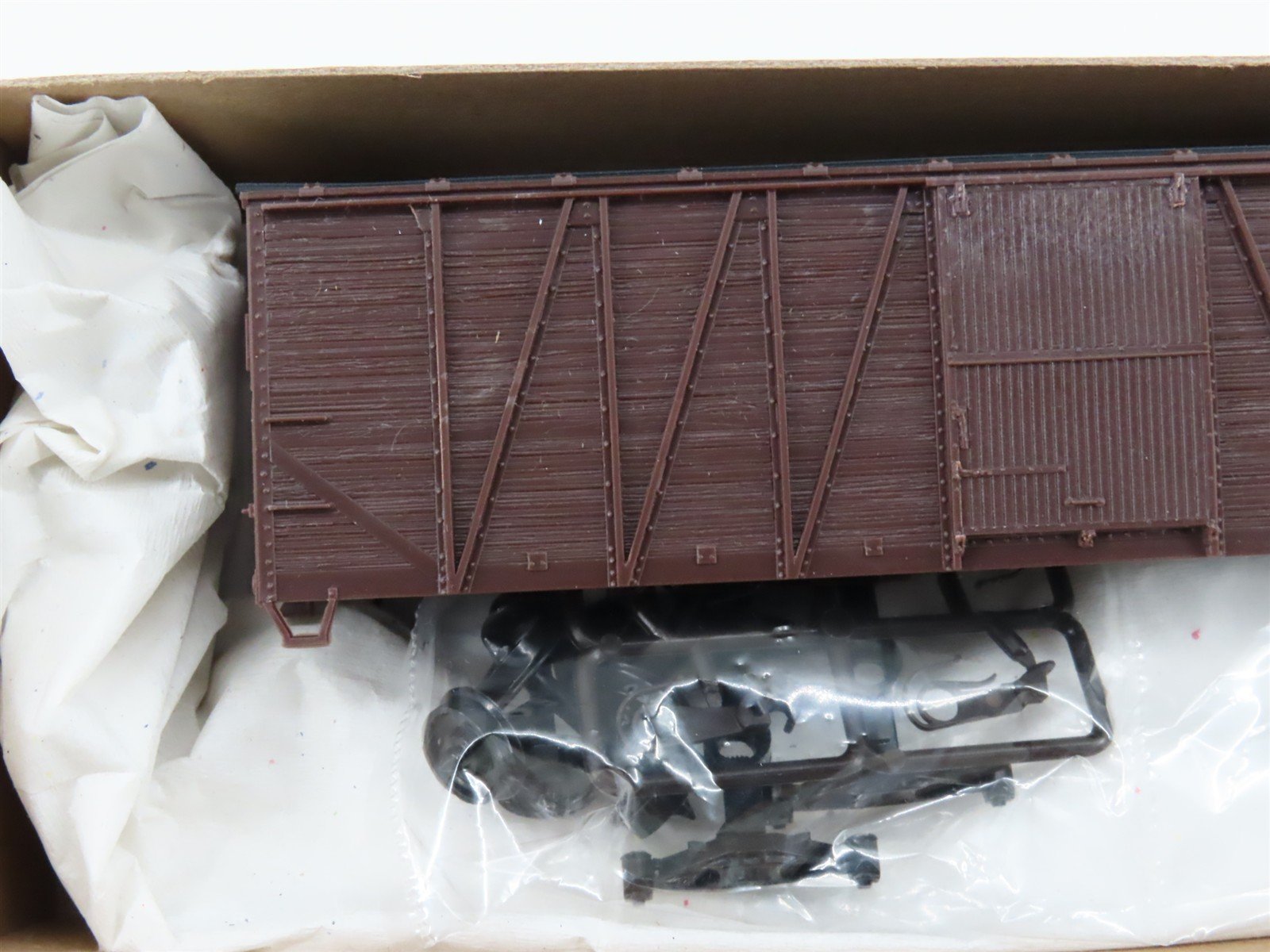 HO Scale Accurail Kit #4300 Undecorated 40' Outside Braced Box Car