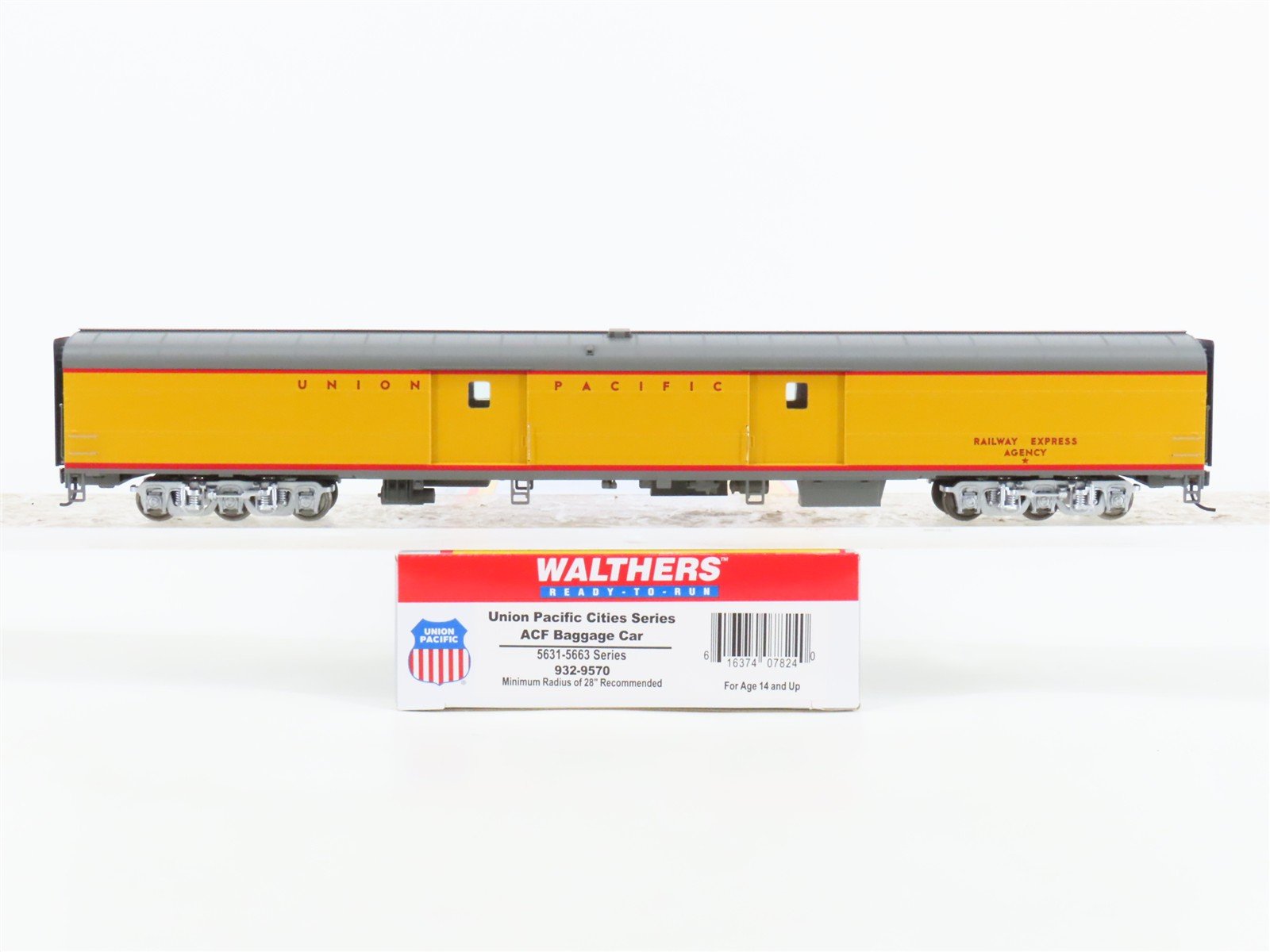 HO Scale Walthers 932-9570 UP Union Pacific Railroad Baggage Passenger Car