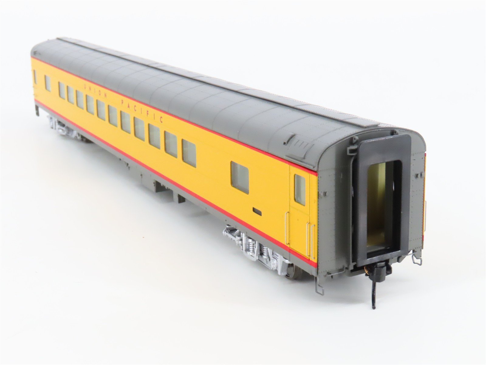 HO Scale Walthers 932-6931 UP Union Pacific Railroad Coach Passenger Car