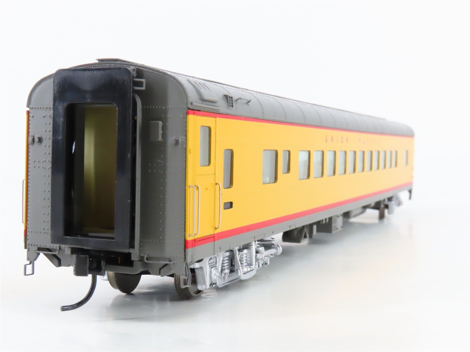 HO Scale Walthers 932-6931 UP Union Pacific Railroad Coach Passenger Car