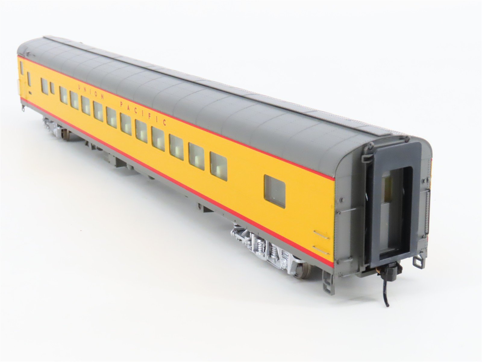 HO Scale Walthers 932-6931 UP Union Pacific Railroad Coach Passenger Car