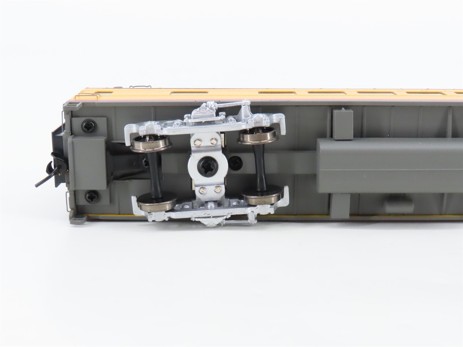 HO Scale Walthers 932-6931 UP Union Pacific Railroad Coach Passenger Car