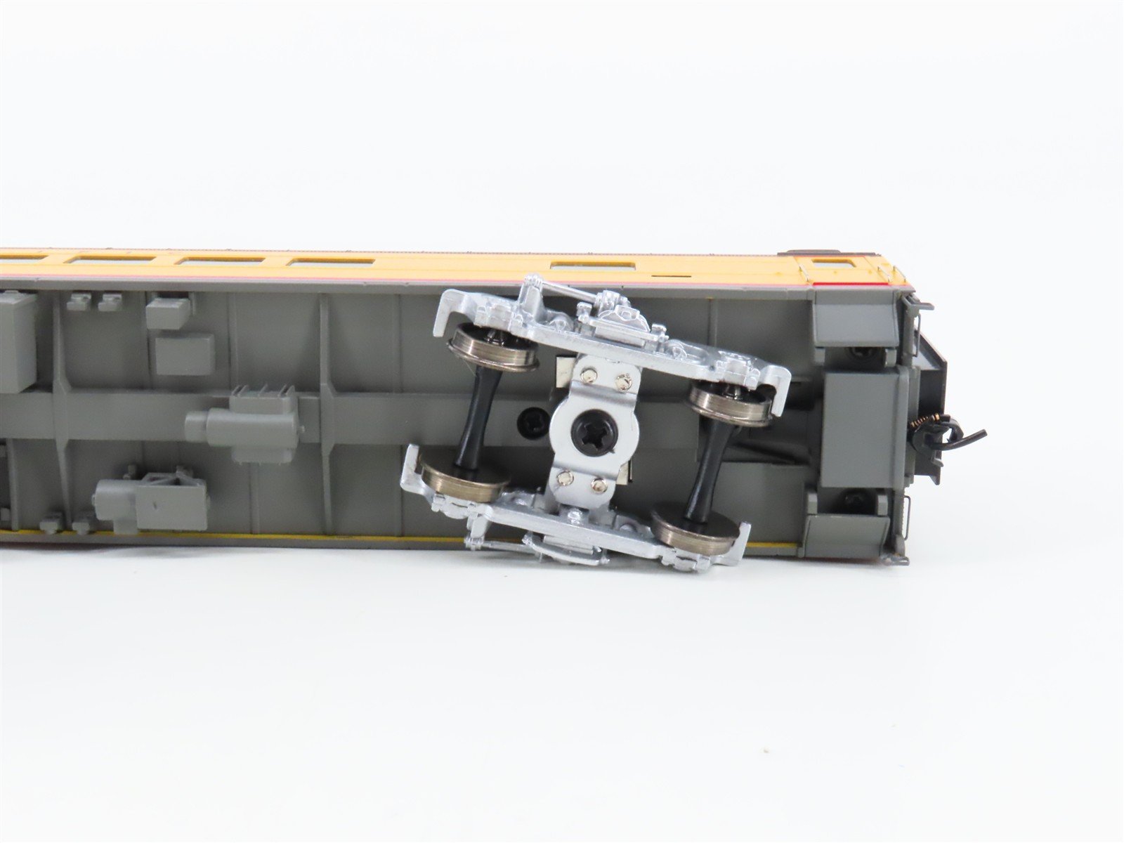 HO Scale Walthers 932-6931 UP Union Pacific Railroad Coach Passenger Car