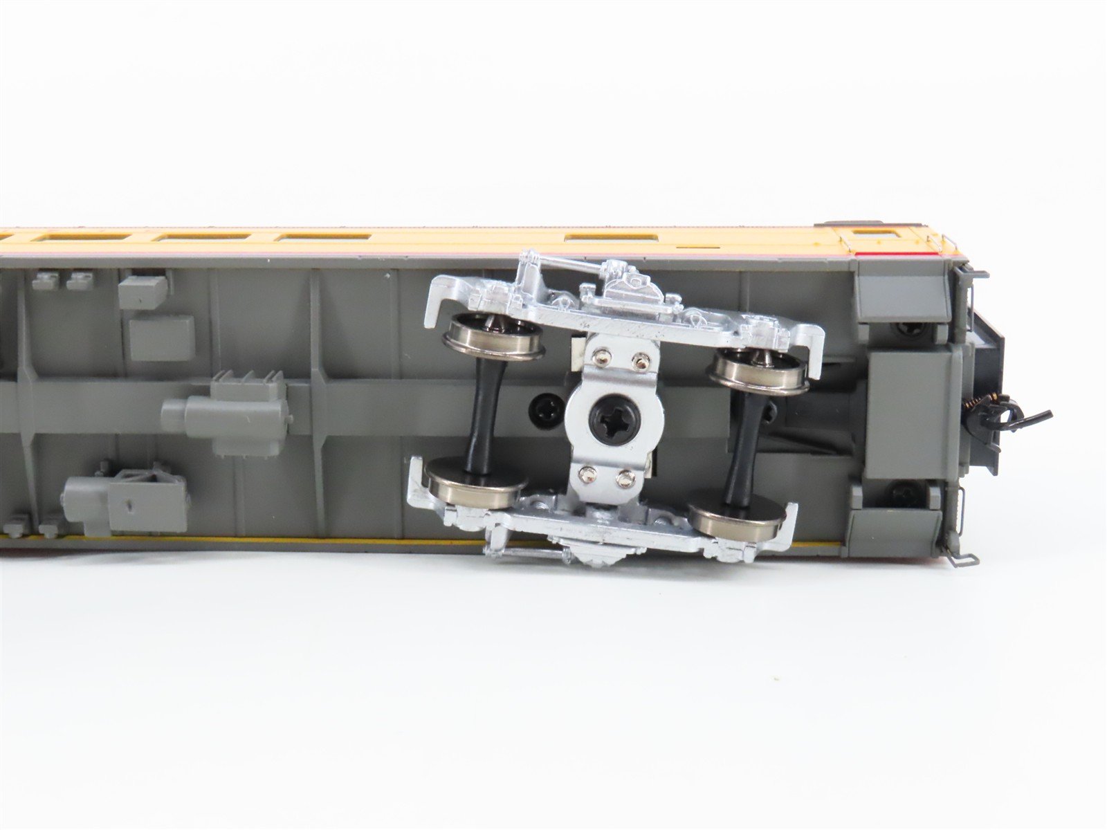 HO Scale Walthers 932-6931 UP Union Pacific Railroad Coach Passenger Car