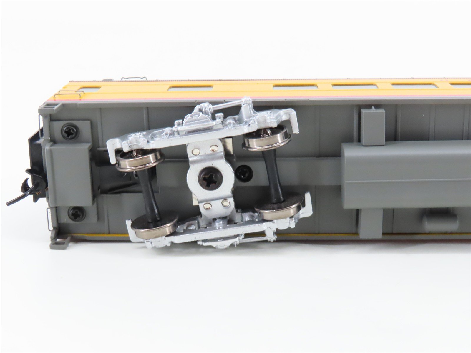 HO Scale Walthers 932-9530 UP Union Pacific Railroad Coach Passenger Car