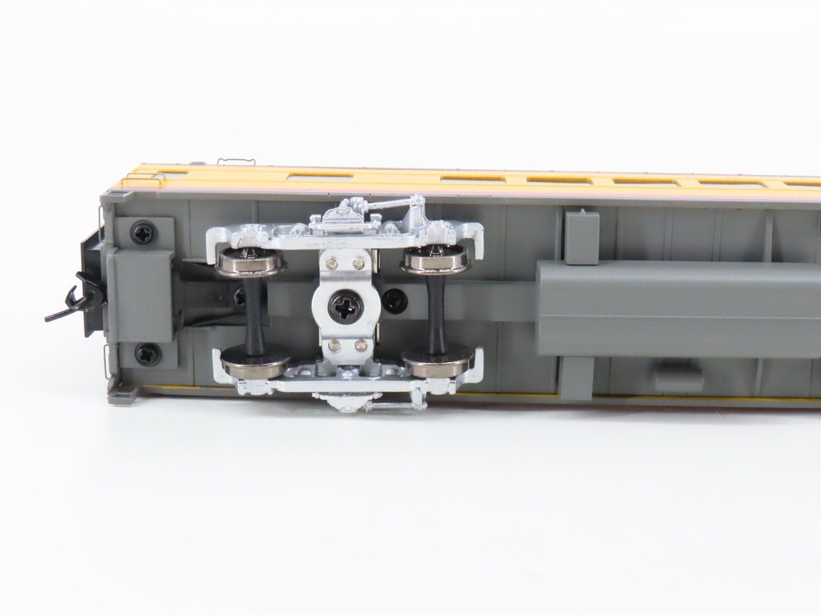HO Scale Walthers 932-9530 UP Union Pacific Railroad Coach Passenger Car
