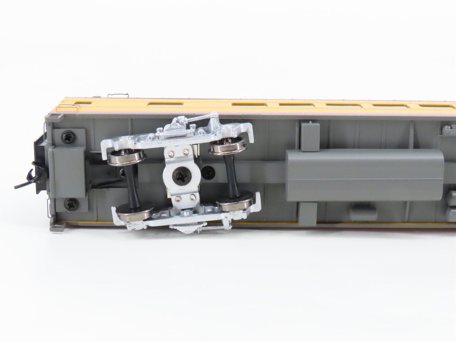 HO Scale Walthers 932-9530 UP Union Pacific Railroad Coach Passenger Car