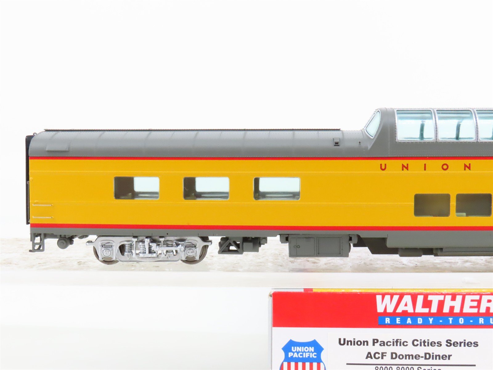 HO Scale Walthers 932-9590 UP Union Pacific Railroad Dome-Diner Passenger Car